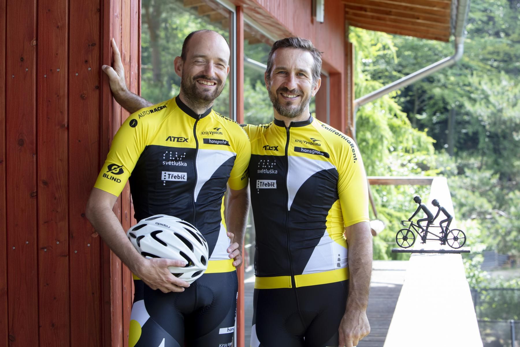 Athlet Ondrej Zmeskal (l.) läuft bei Extrem Triathlon mit. 