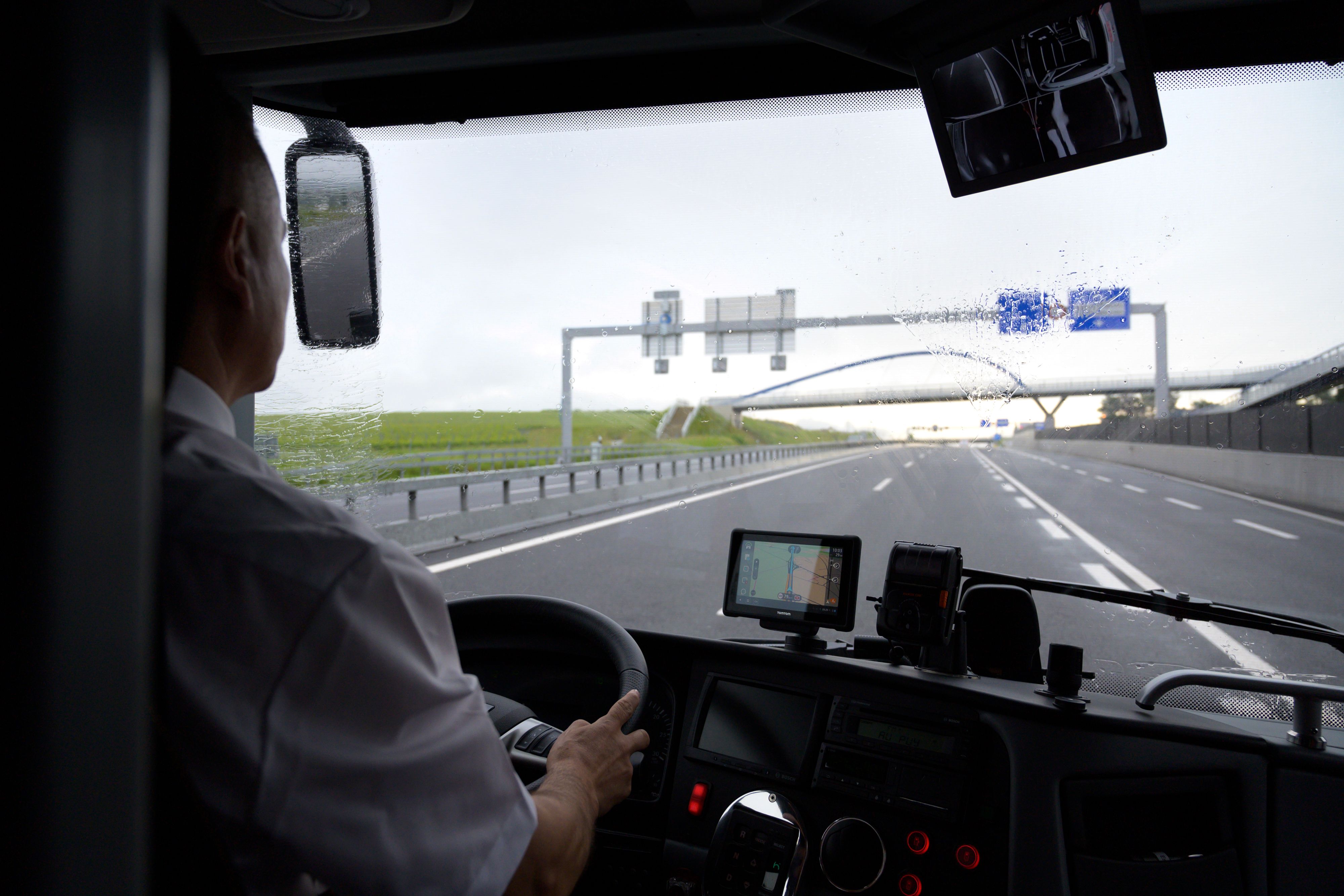 Im Video ist zu sehen, wie der Buschauffeur während der Fahrt ein Video schaut.