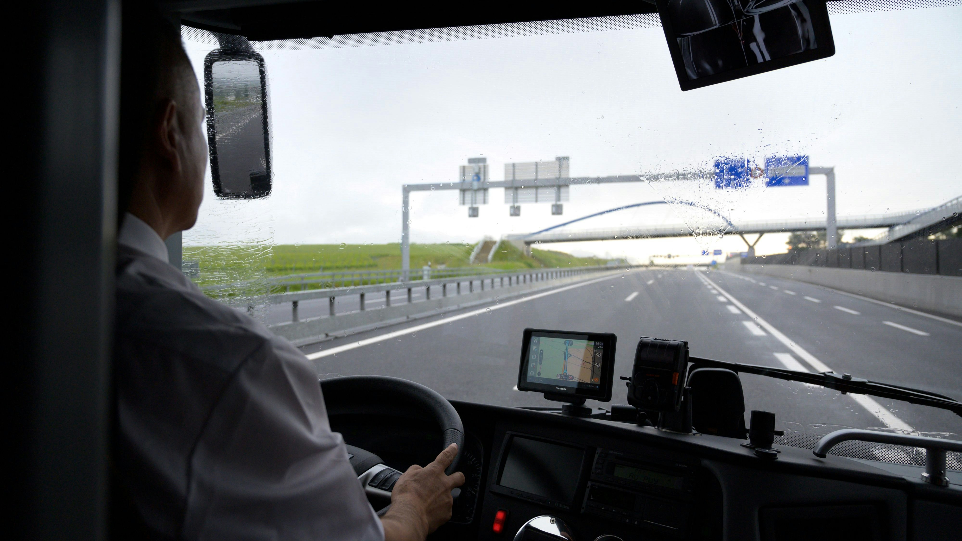 Im Video ist zu sehen, wie der Buschauffeur während der Fahrt ein Video schaut.