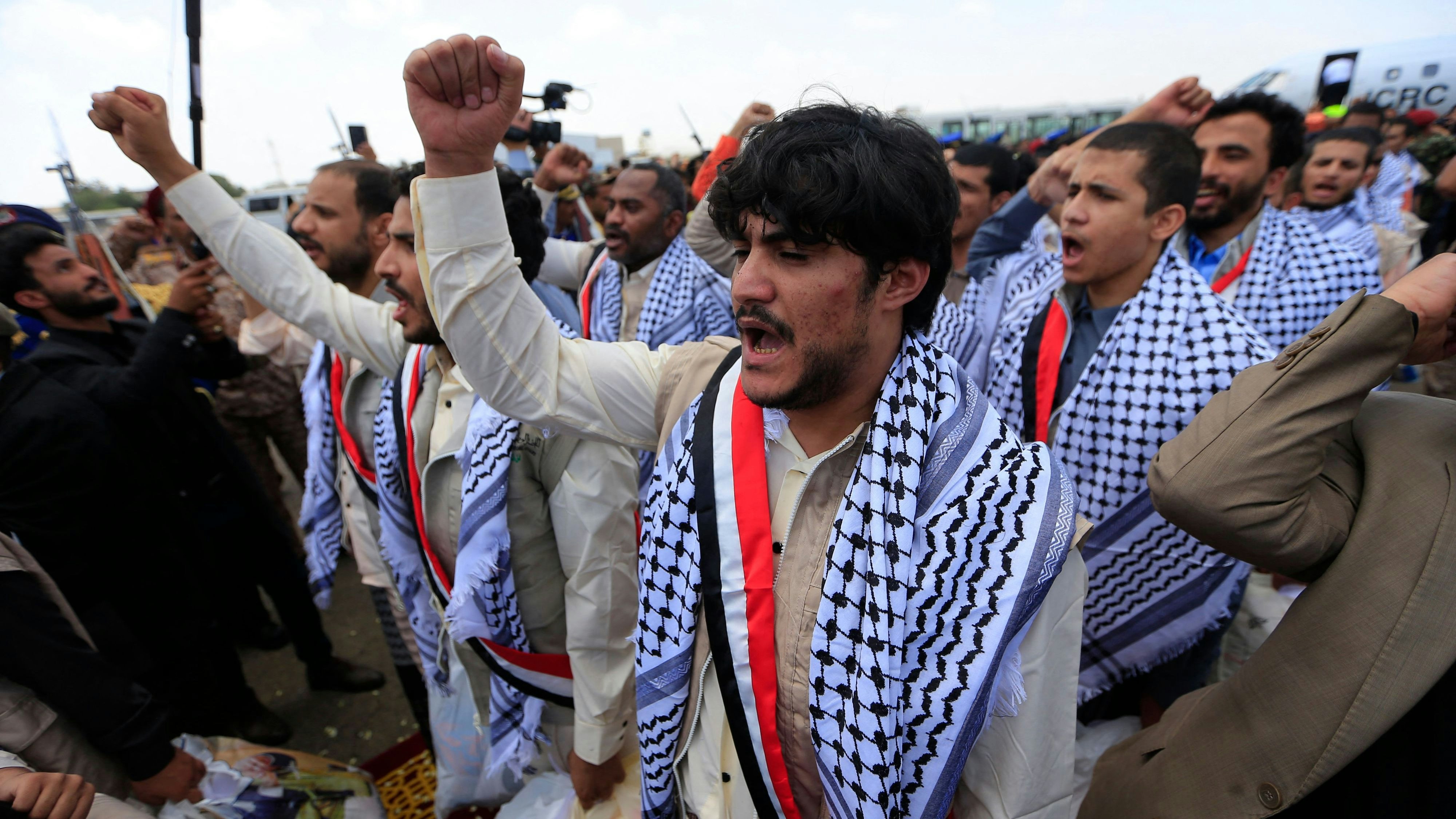 Huthi-Rebellen griffen wiederholt Schiffe im Roten Meer an. Hier sind einige Kämpfer bei der Ankunft auf dem Flughafen von Sanaa im April zu sehen.