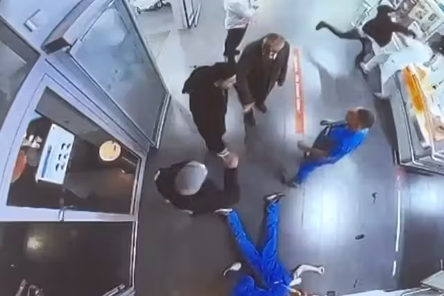 Ein betrunkener Patient und seine Angehörigen schlagen das Klinikpersonal brutal zusammen.