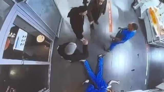 Ein betrunkener Patient und seine Angehörigen schlagen das Klinikpersonal brutal zusammen.