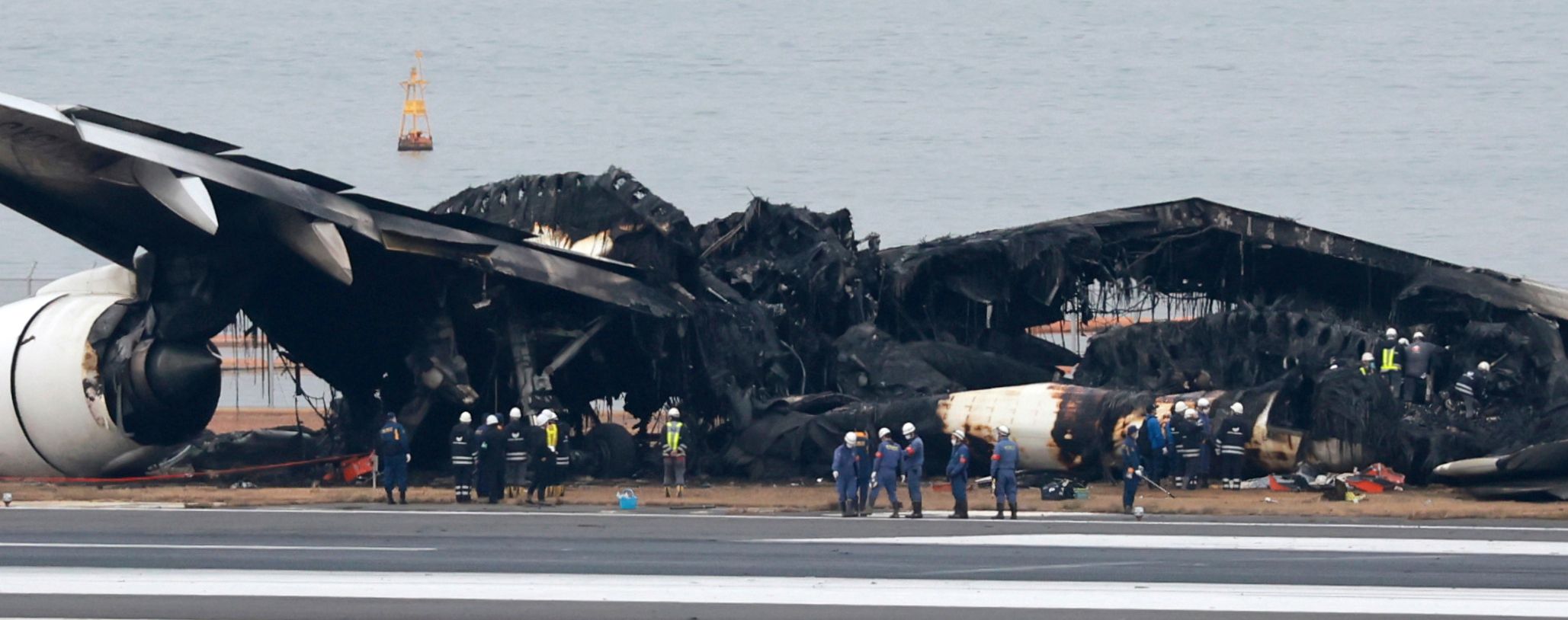 Der ausgebrannte Airbus, der am Dienstag bei der Landung auf dem Flughafen Haneda in Tokio in Vollbrand geriet.