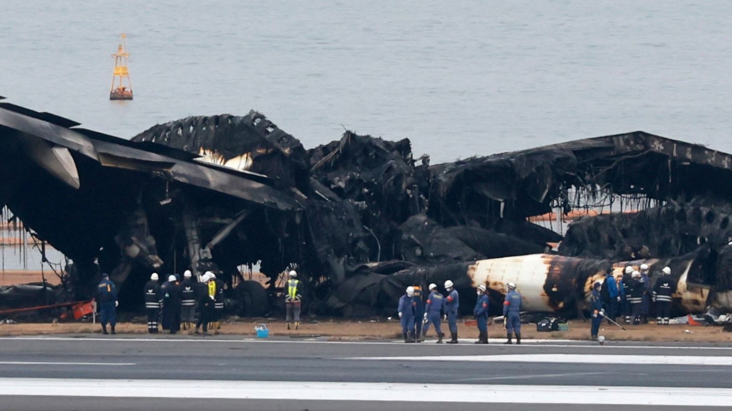 Der ausgebrannte Airbus, der am Dienstag bei der Landung auf dem Flughafen Haneda in Tokio in Vollbrand geriet.