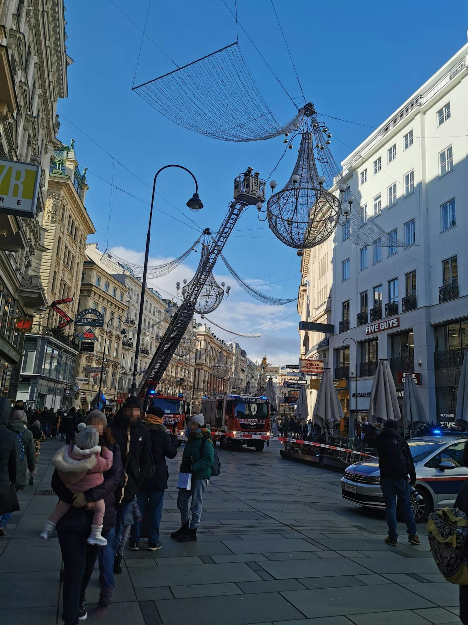 Feuerwehreinsatz am Wiener Graben: Die Weihnachtsbeleuchtung droht abzustürzen. 