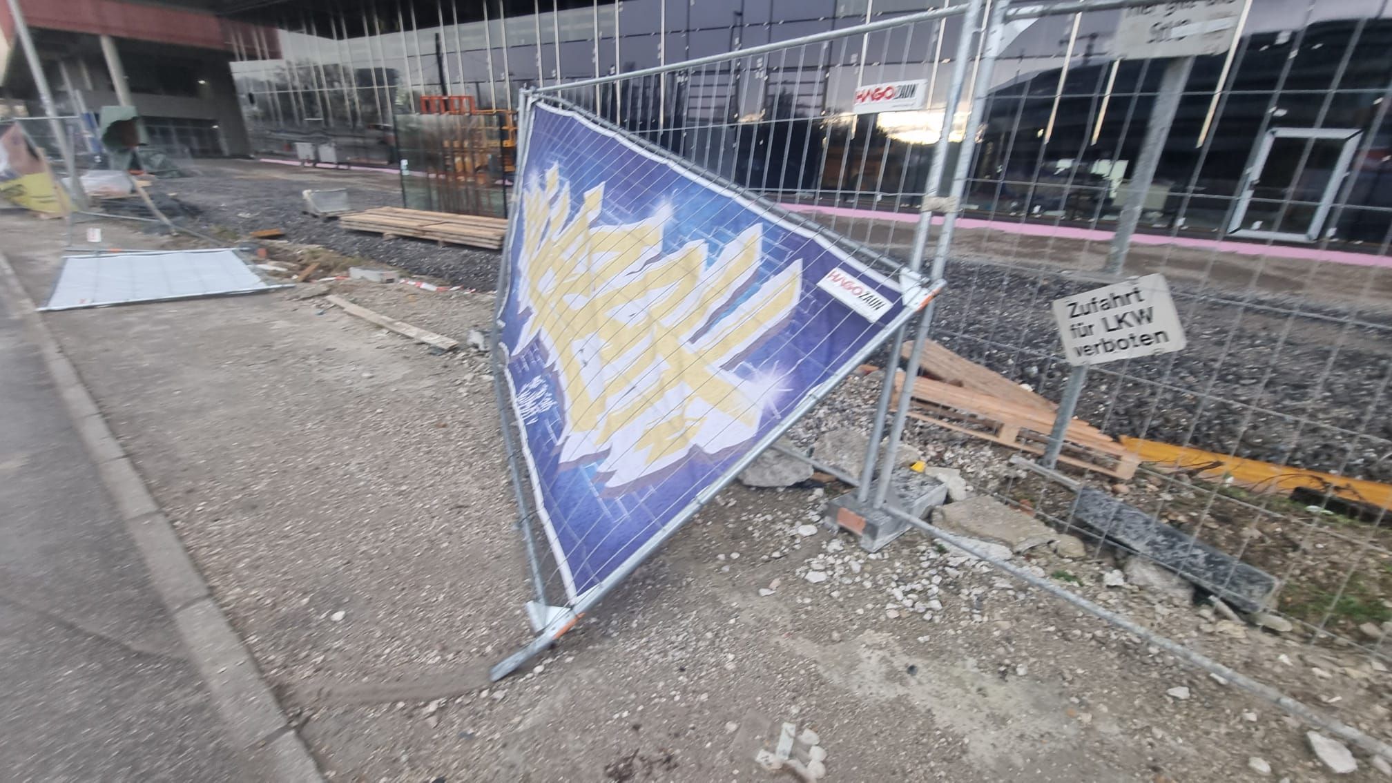 Auf der Baustelle neben dem Linzer Donauparkstadion gab es am Donnerstag erste Sturmschäden.