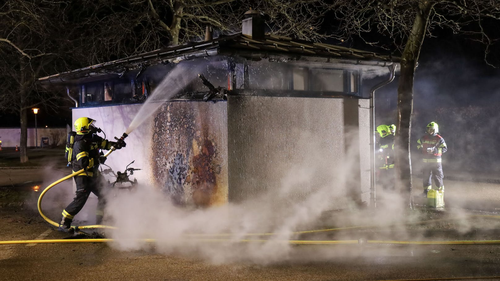 Ein Brand eines Trikes hat in der Nacht auf Donnerstag in Marchtrenk (Bezirk Wels-Land) auf eine öffentliche Toilettenanlage übergegriffen. Das Motorrad brannte aus, das WC-Haus wurde total beschädigt.
