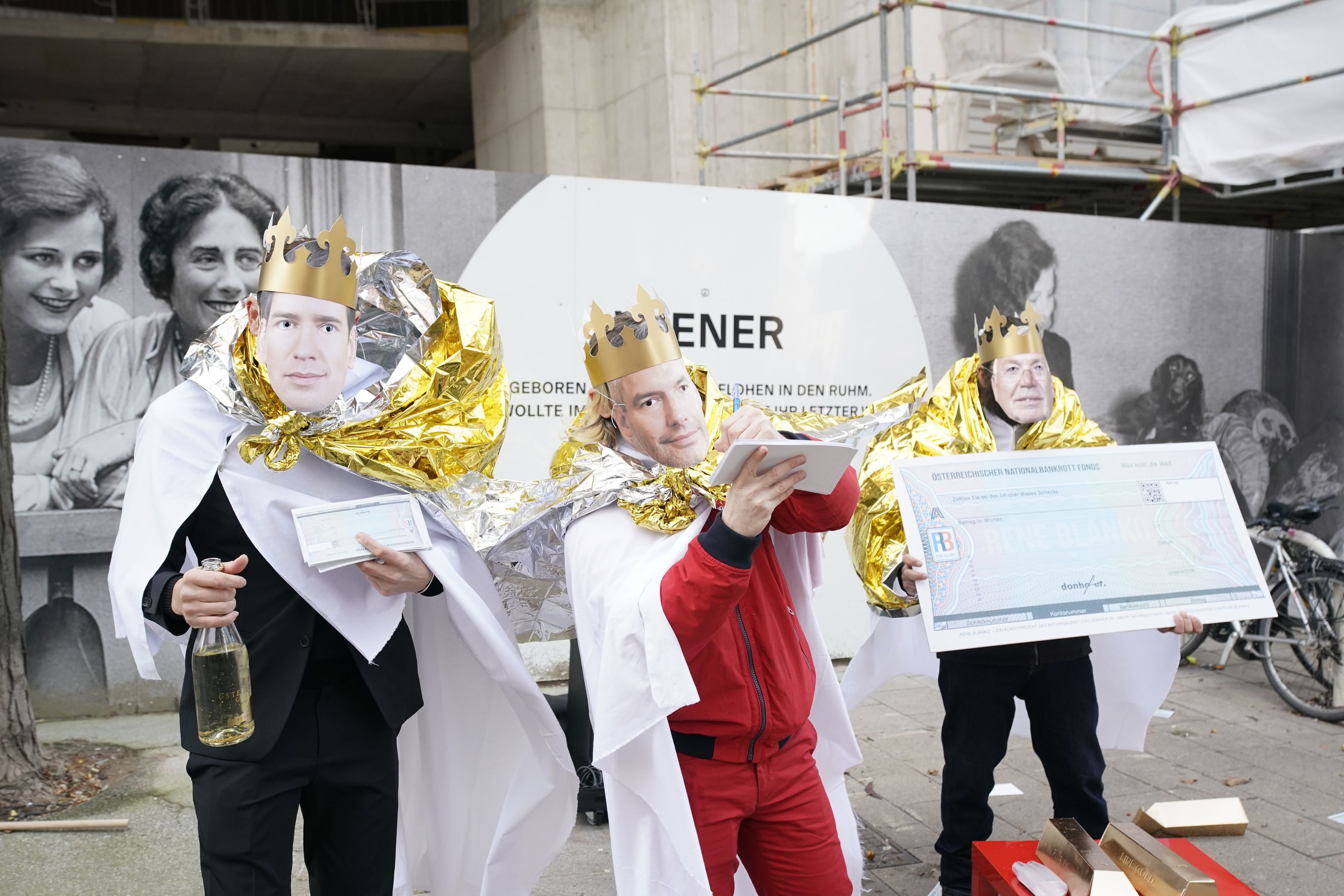 Die Künstler mit Kanzler-Masken von Kurz, Nehammer und Gusenbauer (v.l.n.r) vor der Benko-Baustelle auf der MaHü