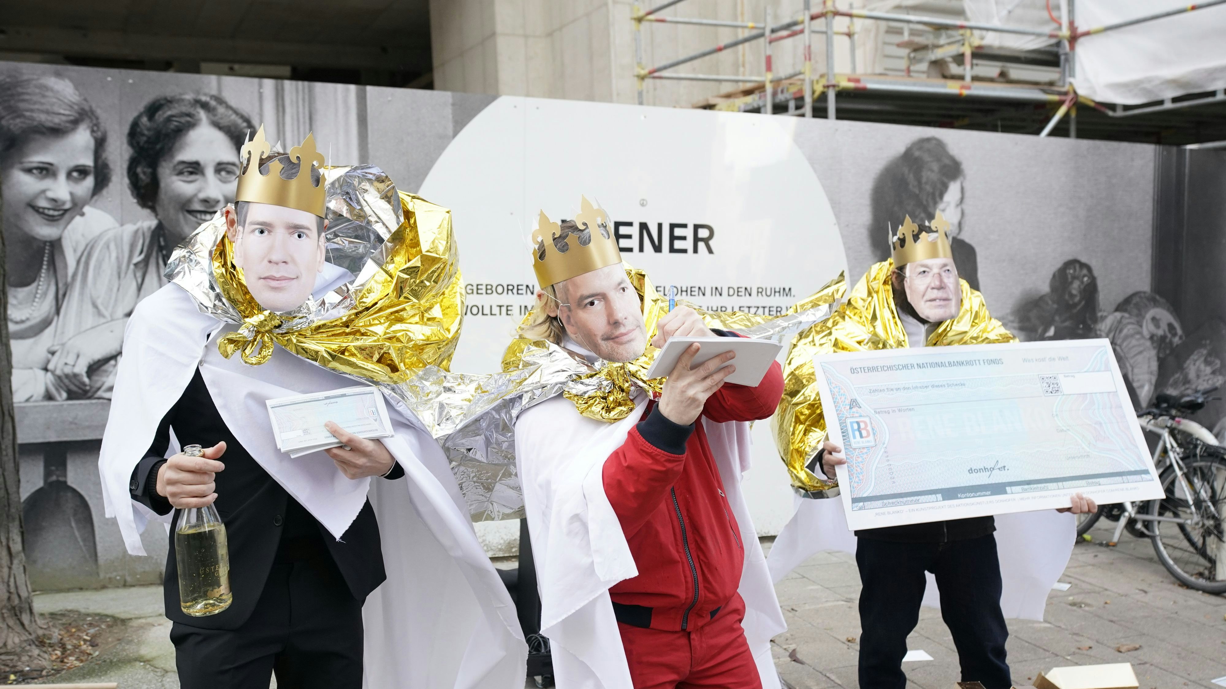 Die Künstler mit Kanzler-Masken von Kurz, Nehammer und Gusenbauer (v.l.n.r)