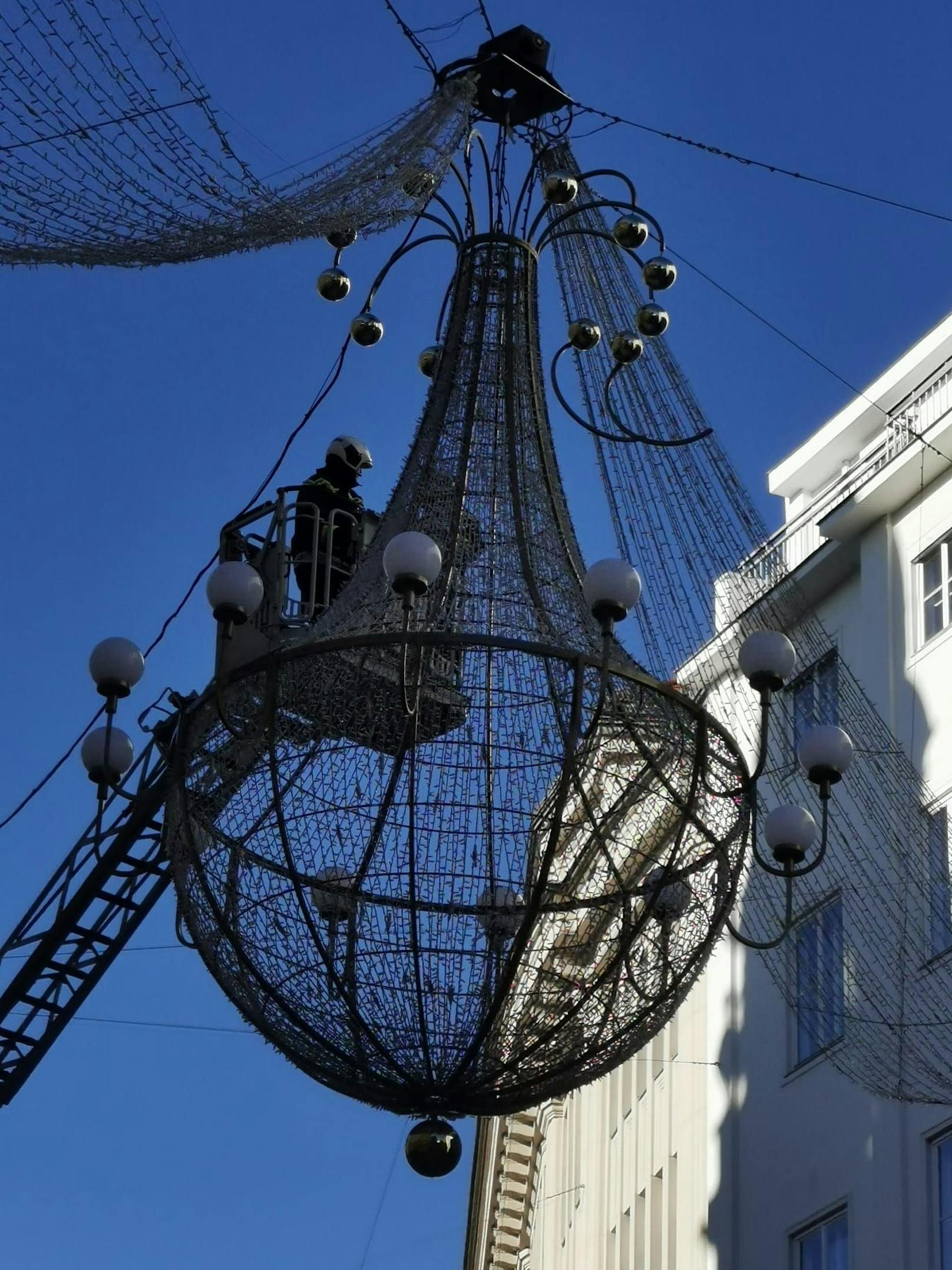 Feuerwehreinsatz am Wiener Graben: Die Weihnachtsbeleuchtung droht abzustürzen.