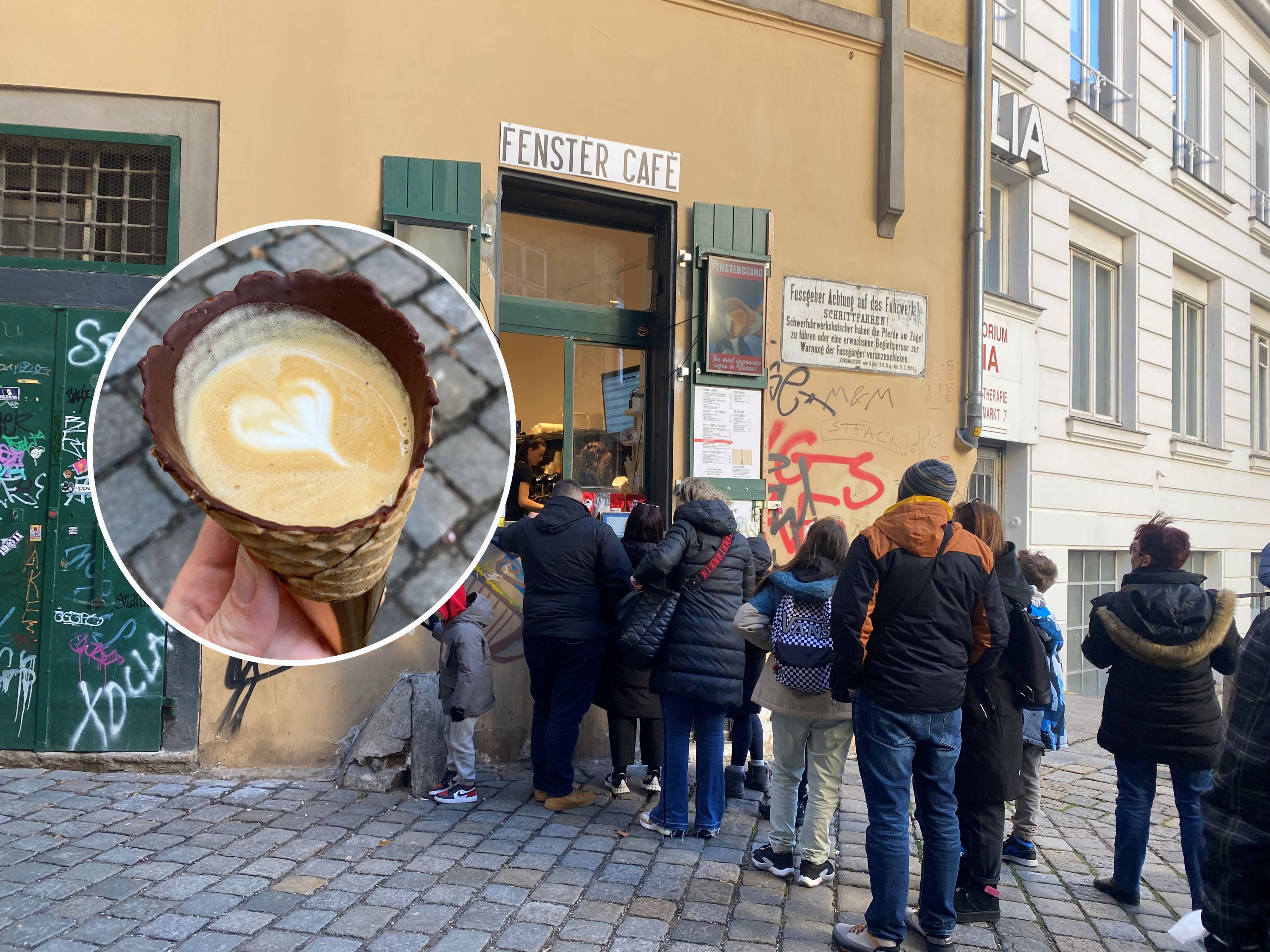 Der Fensterccino wird in einem Stanitzel mit Schokoauskleidung in der Wiener Innenstadt serviert. 