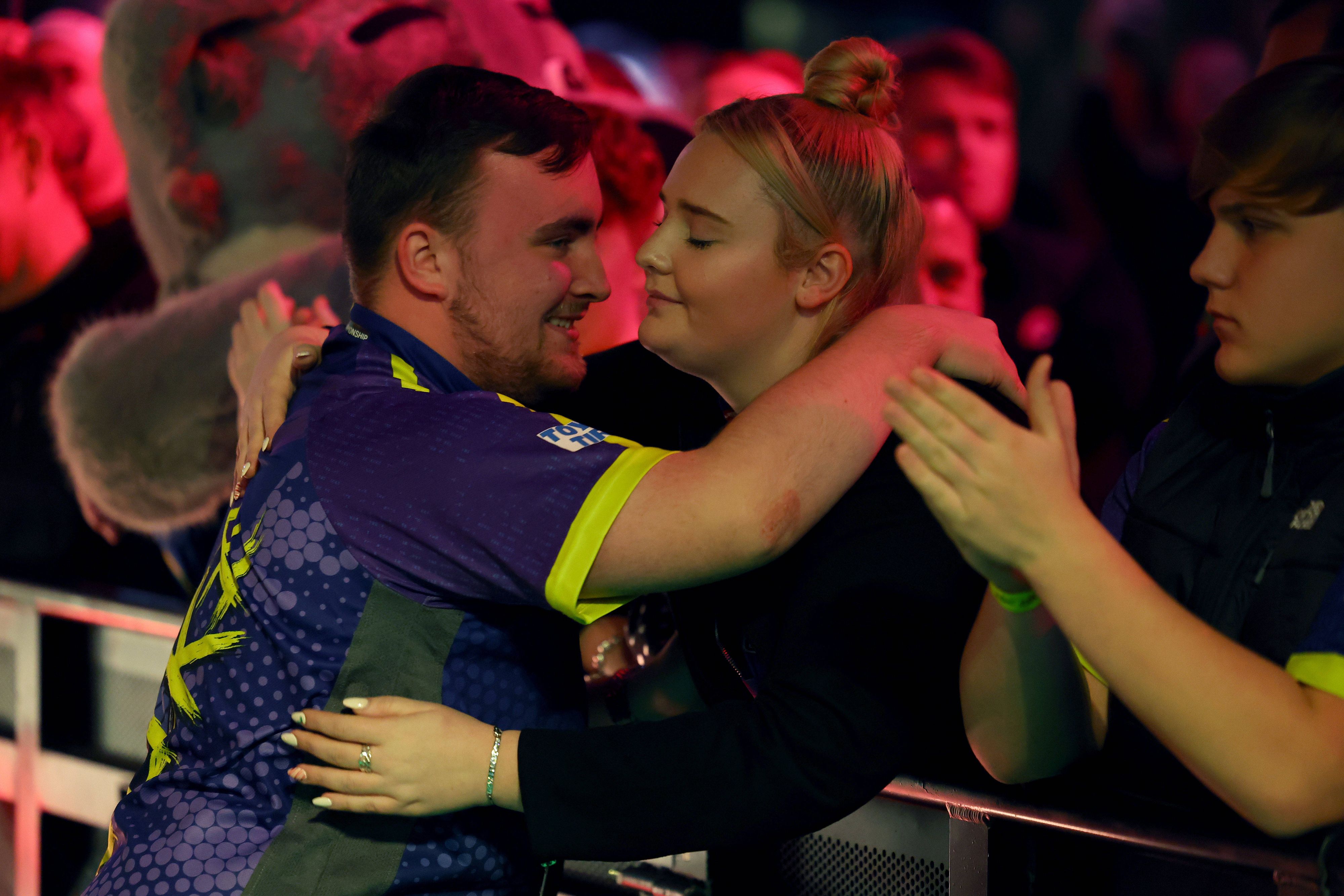 Darts-Star Luke Littler und seine Freundin Eloise Milburn. 