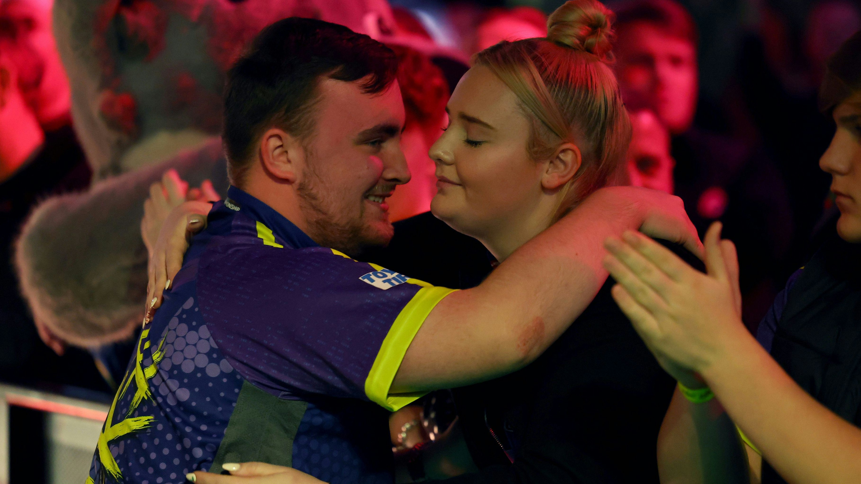 Darts-Star Luke Littler und seine Freundin Eloise Milburn. 