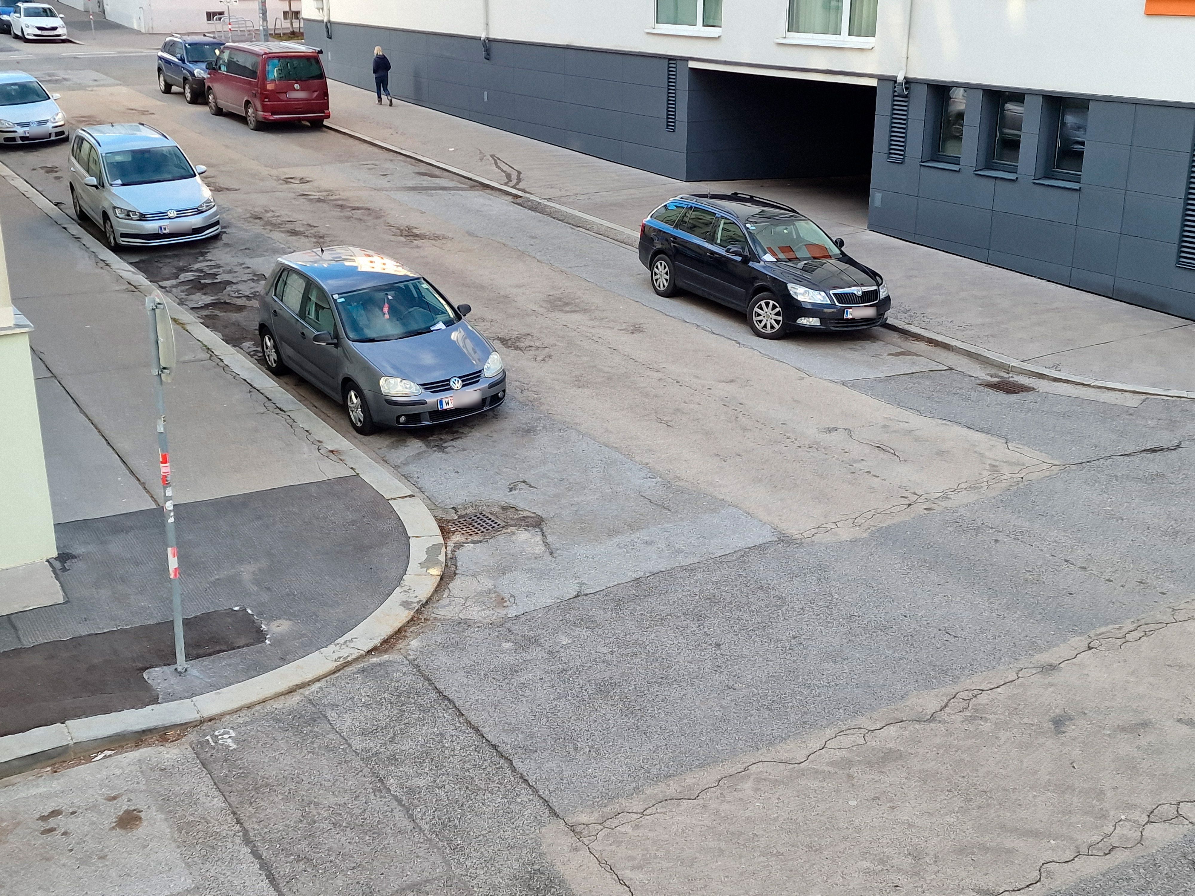 Diese Autos stehen in der Pretschgogasse laut Straßenverkehrsordnung alle falsch.