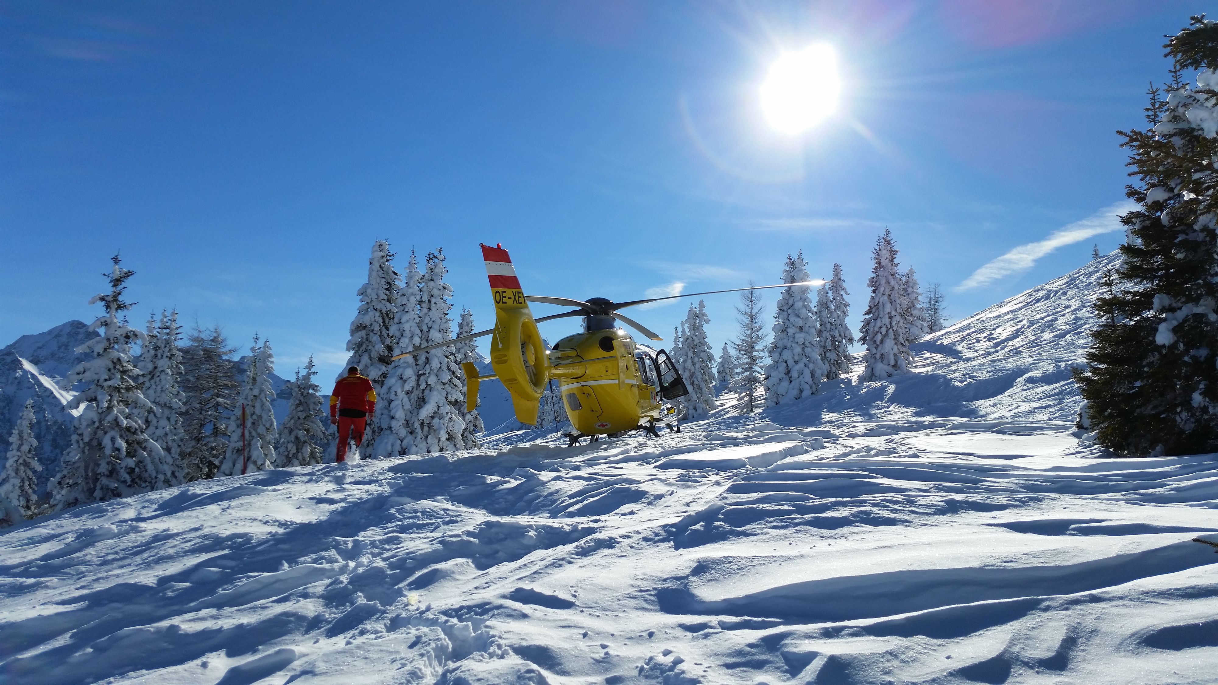 Notarzt-Heli landete in Tirol neben Skipiste.