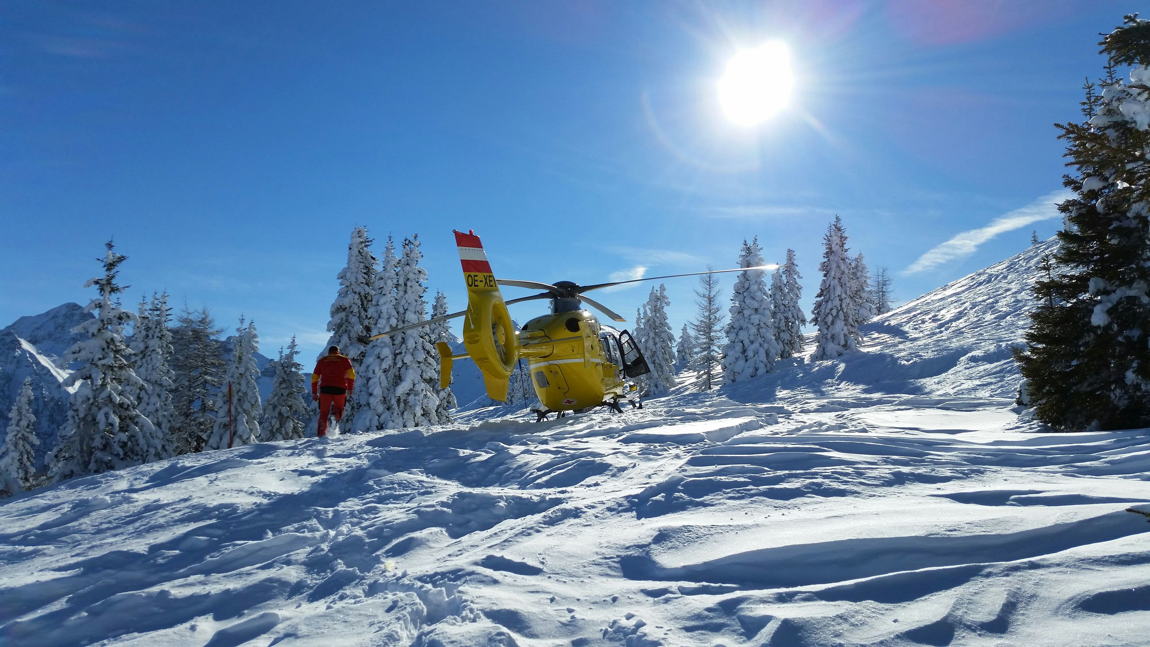 Notarzt-Heli landete in Tirol neben Skipiste.