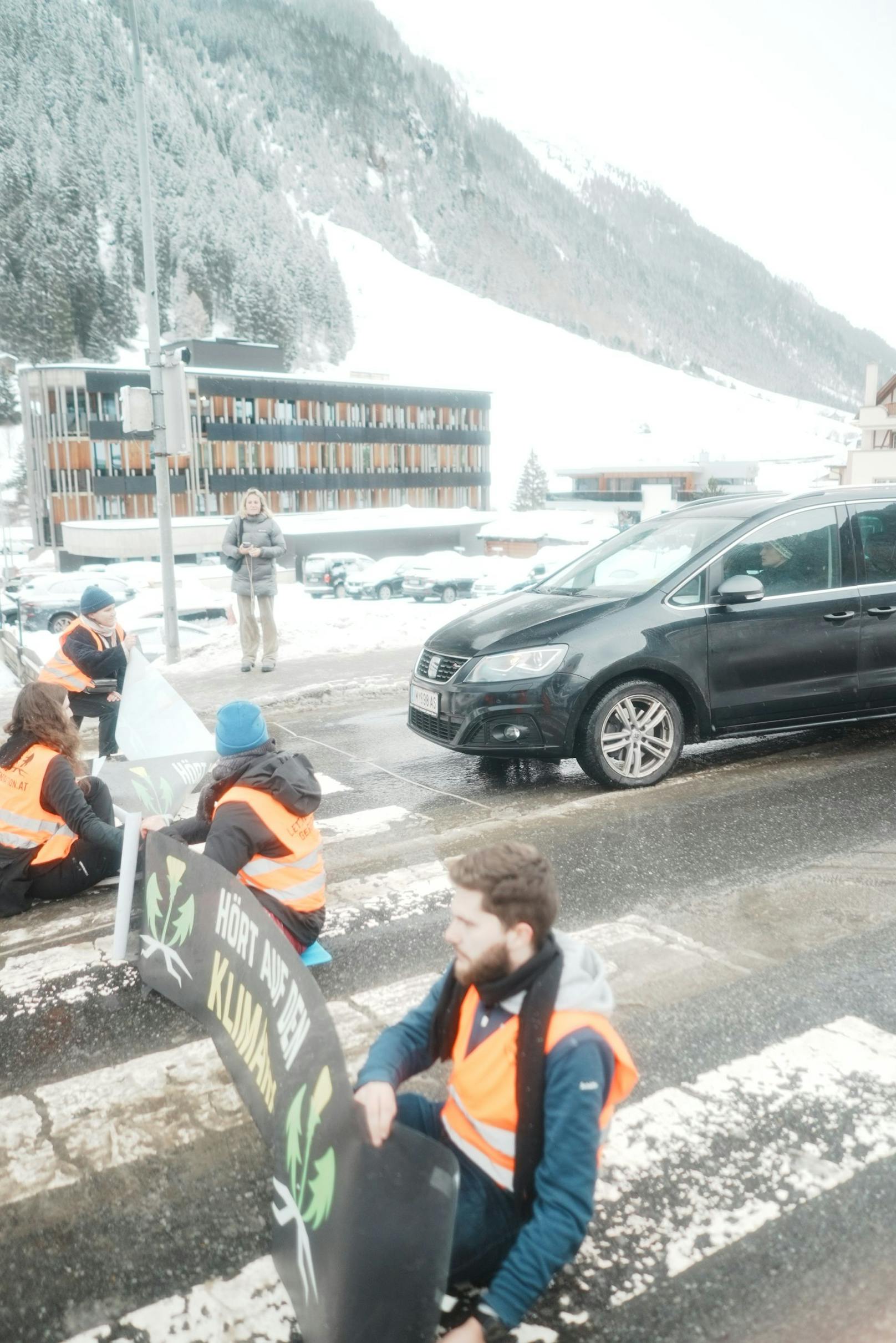 Am Donnerstagvormittag legte die Letzte Generation die Silvrettastraße zum Skigebiet Ischgl lahm.