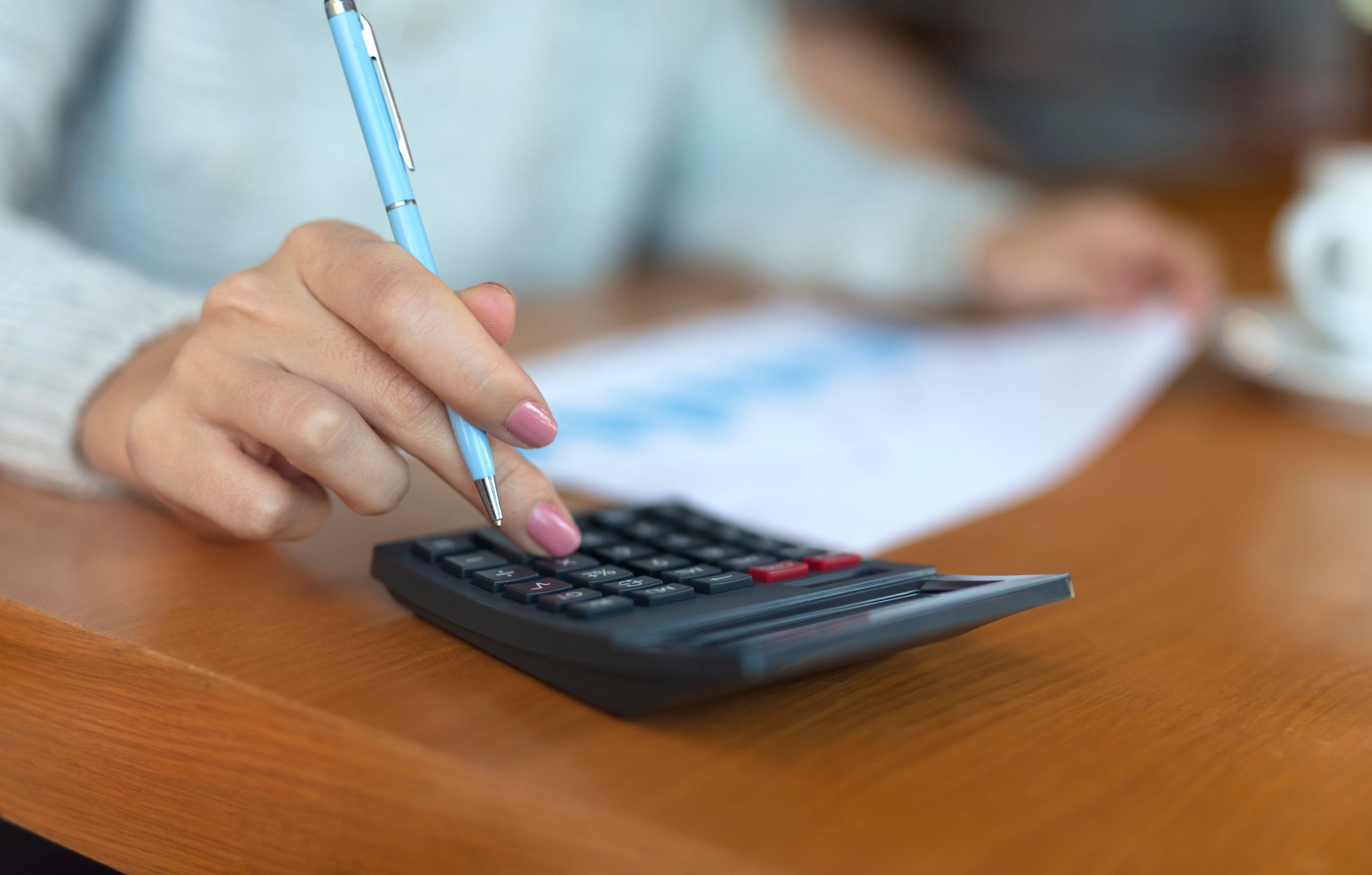 Frau T. und ihr Partner fragen sich, wie sie sich die Rückzahlungen an die Bank noch leisten sollen. (Symbolbild)