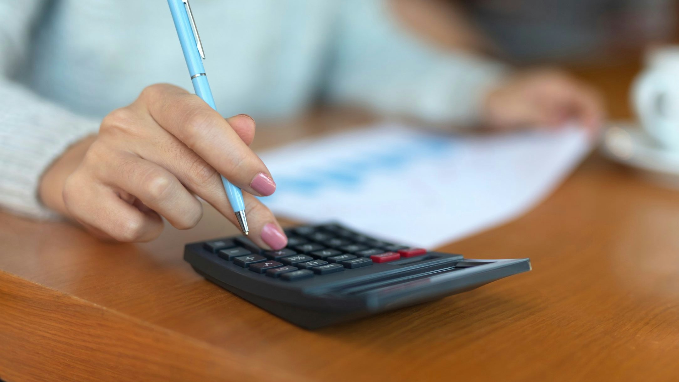 Frau T. und ihr Partner fragen sich, wie sie sich die Rückzahlungen an die Bank noch leisten sollen. (Symbolbild)