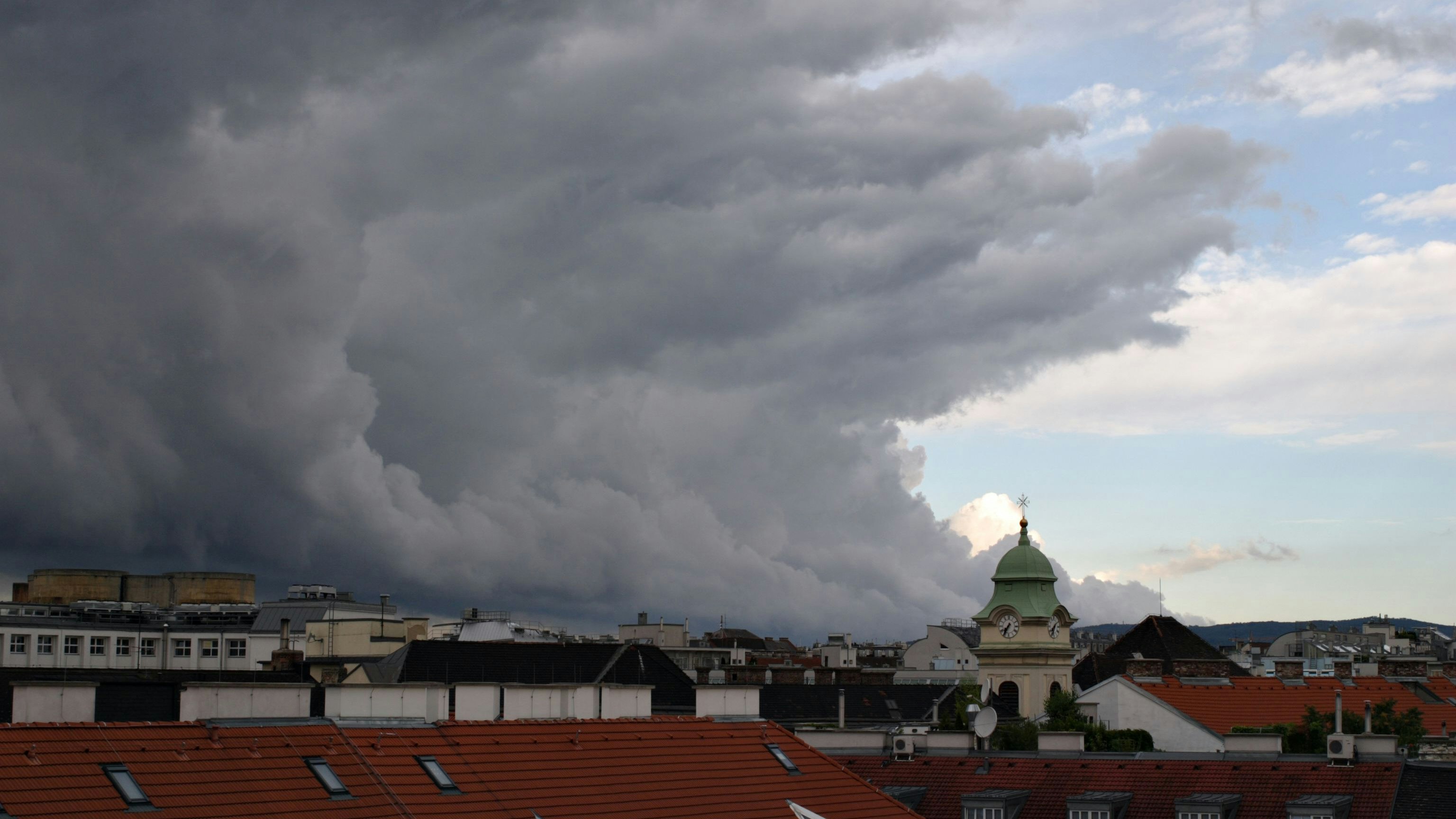 Ein kräftiger Sturm zieht am Donnerstag über weite Teile Österreichs.