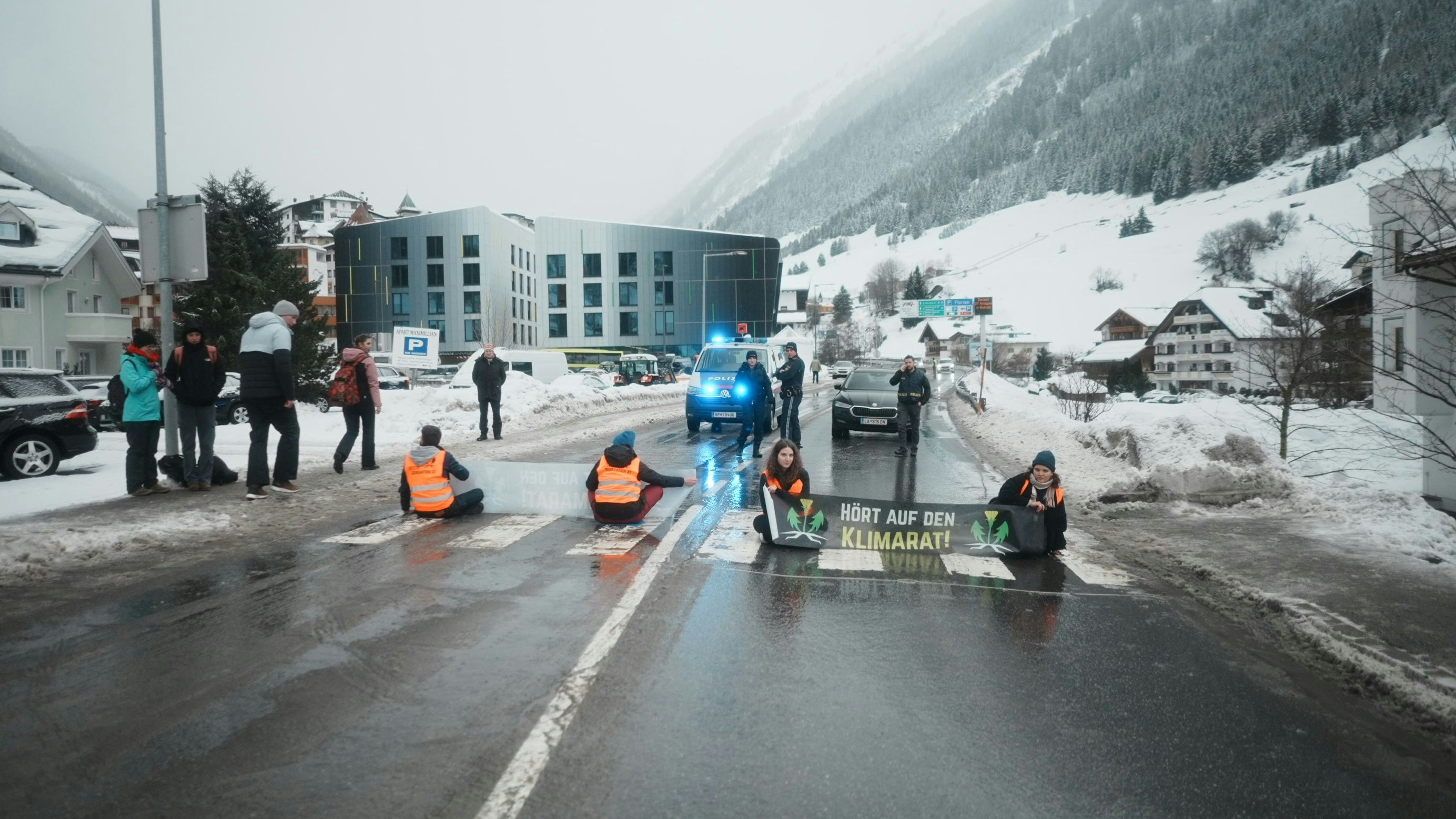 Am Donnerstagvormittag legte die Letzte Generation die Silvrettastraße zum Skigebiet Ischgl lahm.