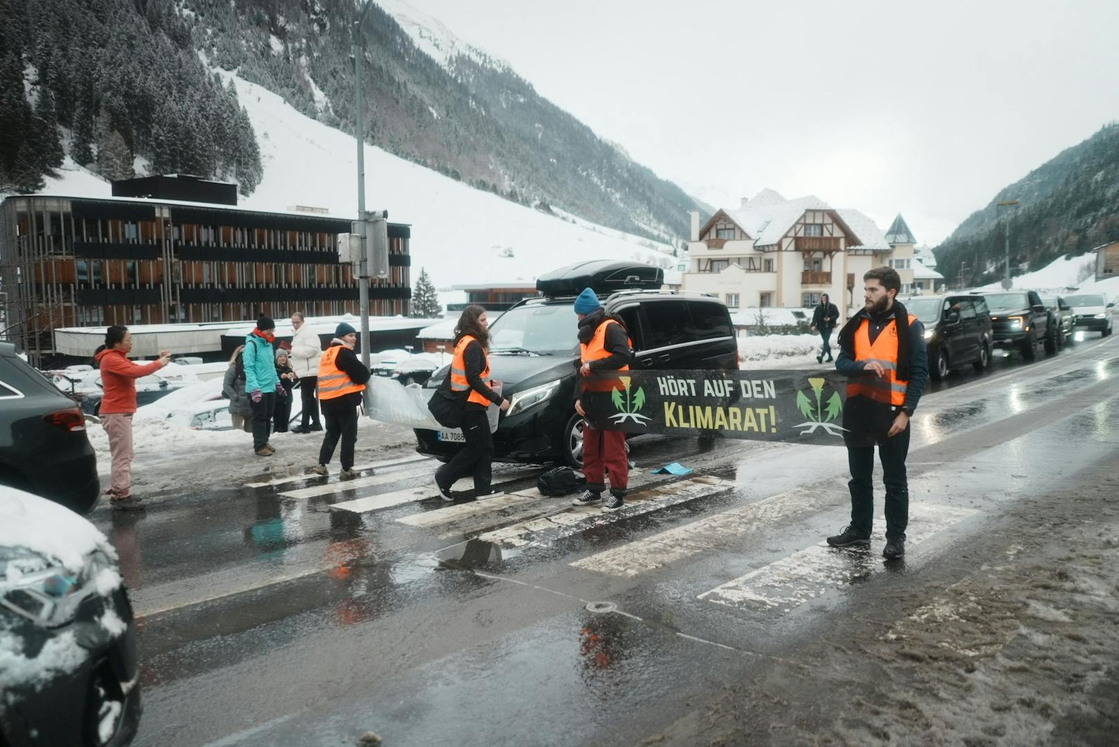 Am Donnerstagvormittag legte die Letzte Generation die Silvrettastraße zum Skigebiet Ischgl lahm.