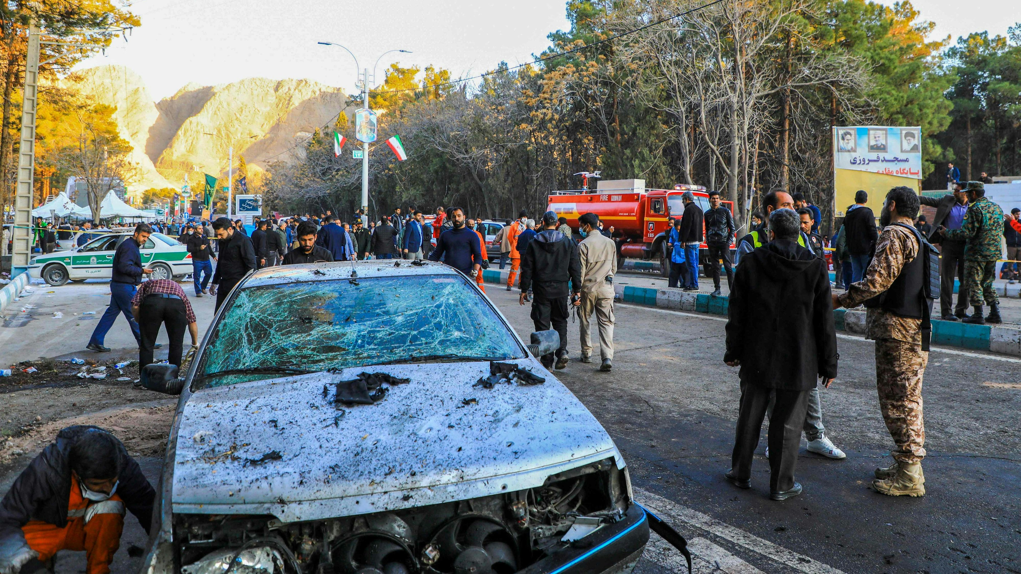 Download von www.picturedesk.com am 04.01.2024 (09:47).  TOPSHOT - This picture shows people and Iranian emergency personnel at the site where two explosions in quick succession struck a crowd marking the anniversary of the 2020 killing of Guards general Qasem Soleimani, near the Saheb al-Zaman Mosque in the southern Iranian city of Kerman on January 3, 2024. Iran's president Ebrahim Raisi condemned on January 3 twin blasts that killed at least 103 people in the country's south where crowds gathered to mark the killing of general Qasem Soleimani. (Photo by Sare Tajalli / ISNA / AFP) - 20240103_PD11452 - Rechteinfo: Rights Managed (RM) Nur für redaktionelle Nutzung! Werbliche Nutzung erfordert Freigabe: bitte schicken Sie uns eine Anfrage.