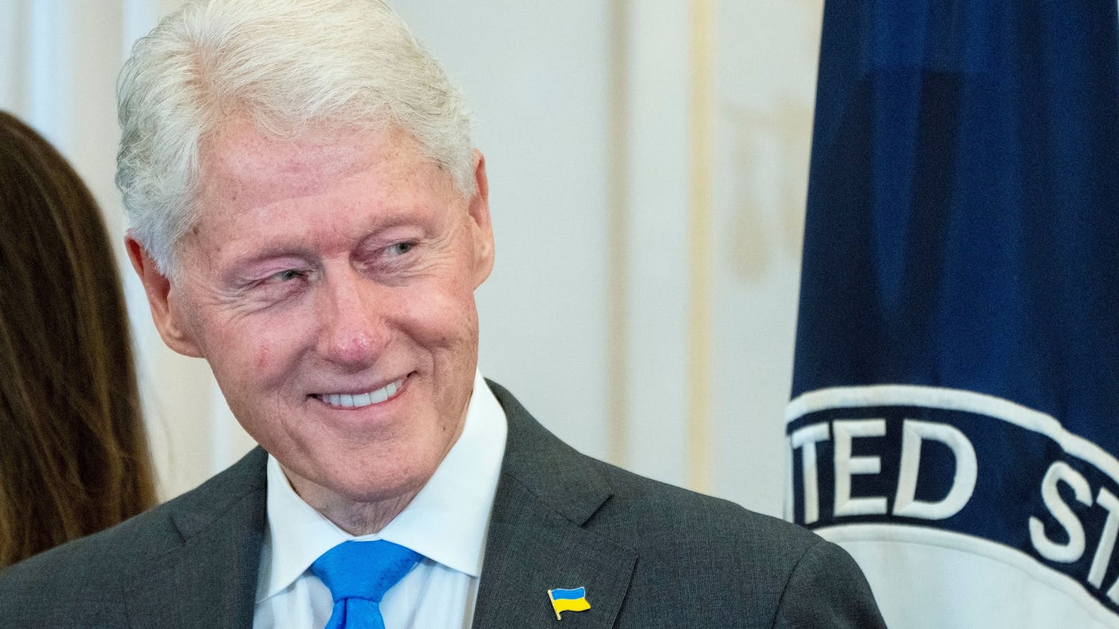 Ex-US-Präsident Bill Clinton wird über 50 Mal in den Gerichtsakten genannt. Virginia Roberts Giuffre hat Clinton aber kein Fehlverhalten vorgeworfen, und es gibt keinen Hinweis darauf, dass die versiegelten Unterlagen Beweise für ein illegales Verhalten Clintons enthalten.