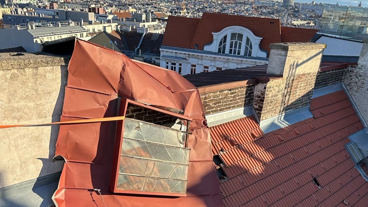 Schwere Sturmschäden meldet die Berufsfeuerwehr Wien am Donnerstag.