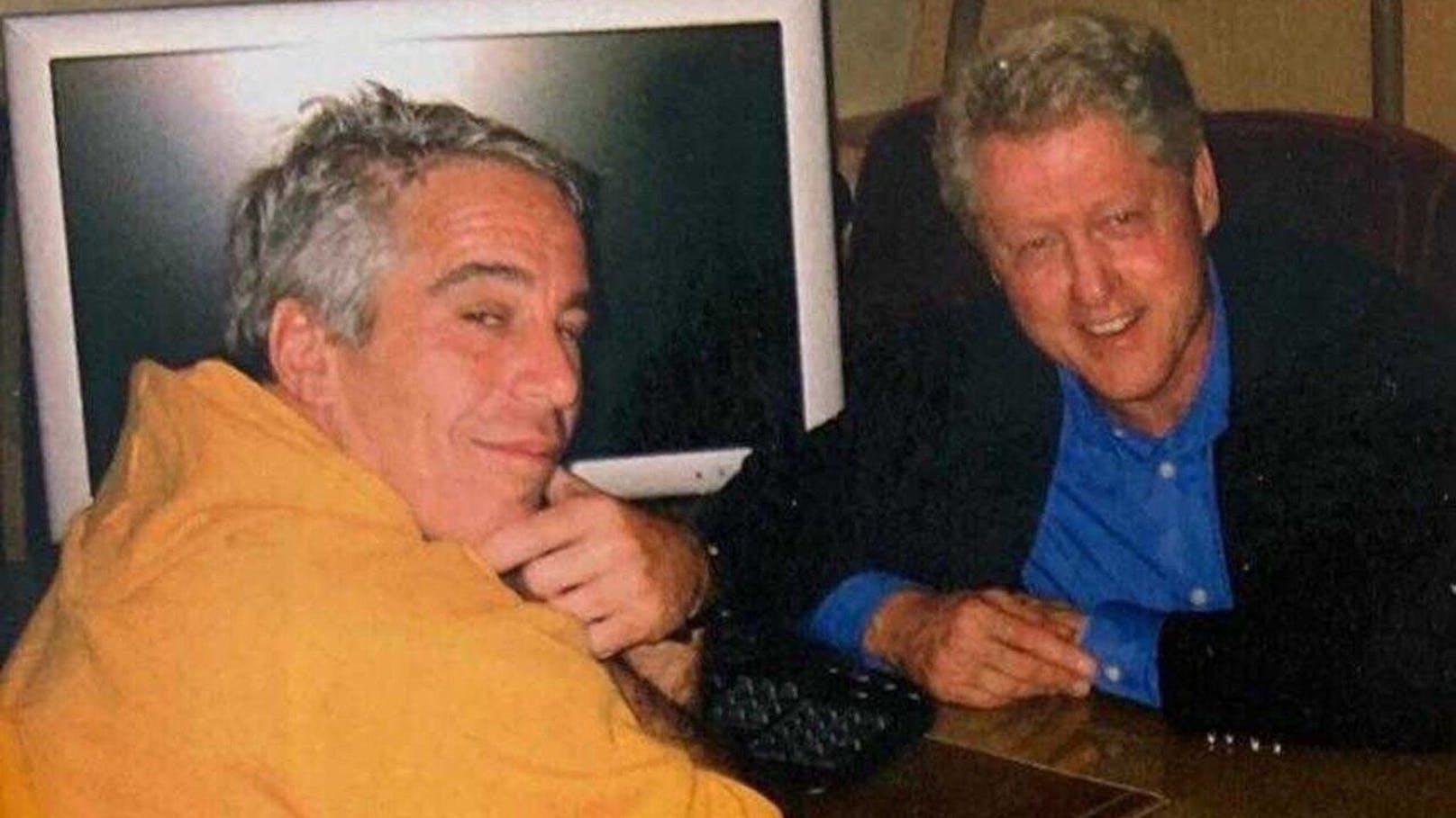 Lange hatte Clinton versucht, seine Verbindung zu Epstein herunterzuspielen, gab aber zu, mit seinem Privatflugzeug gereist zu sein.
