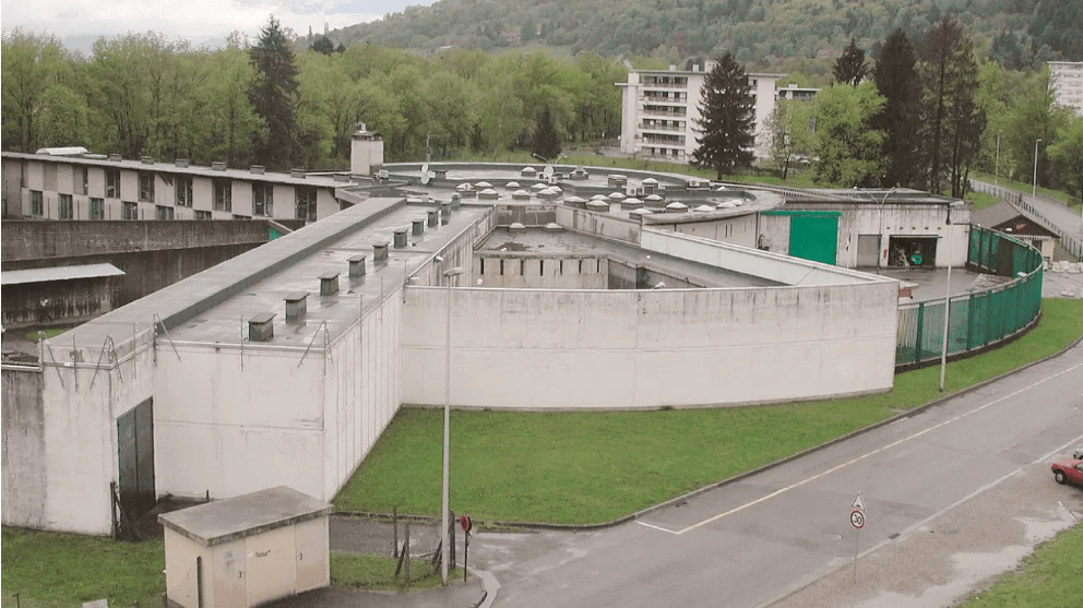 Aus diesem Gefängnis in Frankreich konnte ein Häftling bei einer Verlegung fliehen.