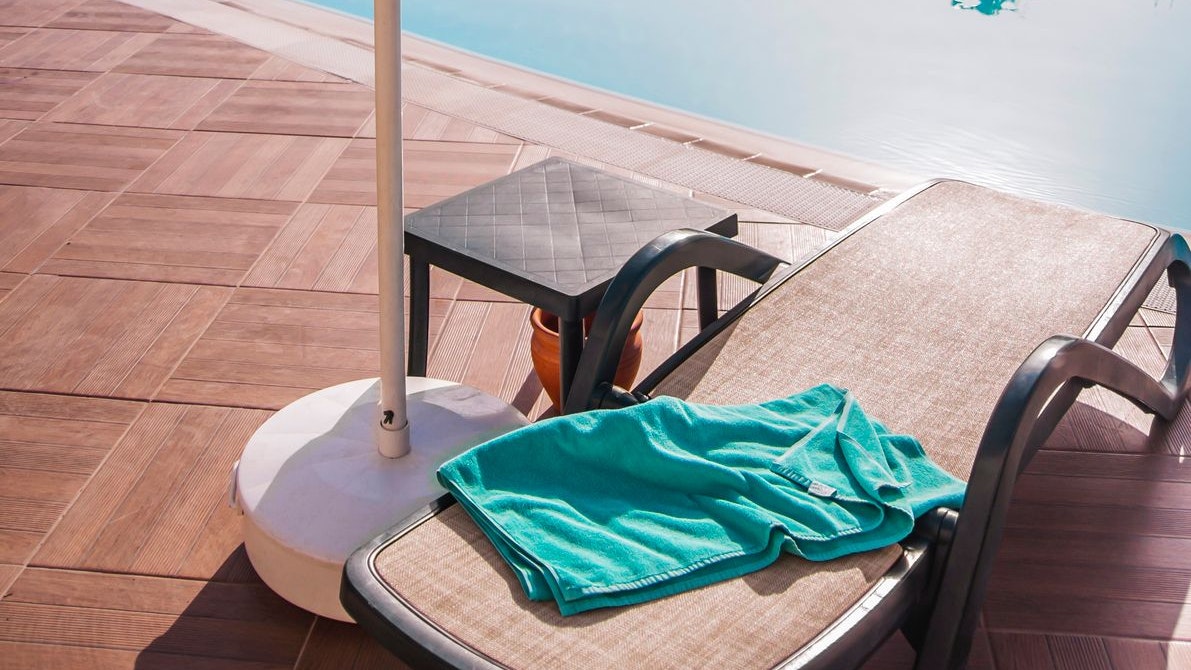 Die besten Plätze mit einem Handtuch reservieren? Unternimmt das Hotel nichts dagegen, könnte es Geld zurück geben.