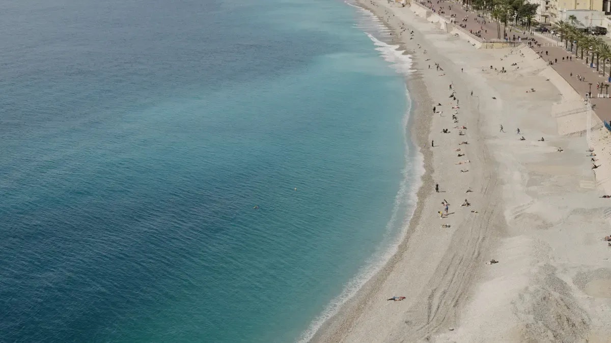 An der berühmten Promenade des Anglais in Nizza wurde eine Schweizer Touristin von einem Mann angegriffen.