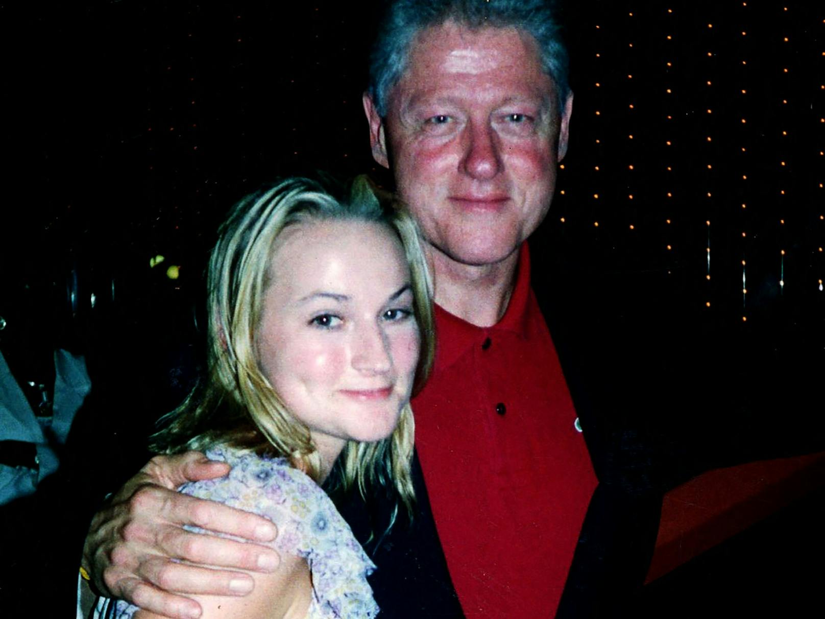 Eine Zeugin sagte, dass Epstein ihr erzählt habe, dass "Clinton sie jung mag" und sich dabei auf Mädchen bezog. (Auf dem Bild: Bill Clinton und Chauntae Davies)