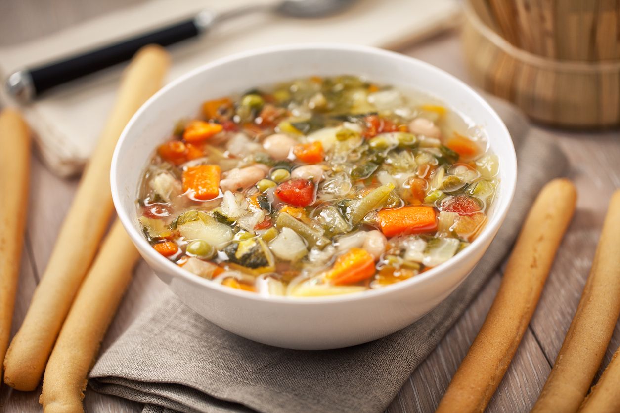 Die Sardinia Minestrone kann mit Gemüse der Saison zubereitet werden und enthält immer reichlich Bohnen und Fregula, eine Art sardischer Pasta aus Grießteig.