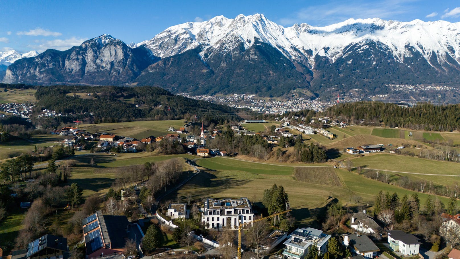 Hier lässt sichs leben: Im Hintergrund der Benko-Villa liegen Vill, Innsbruck und die Nordkette.