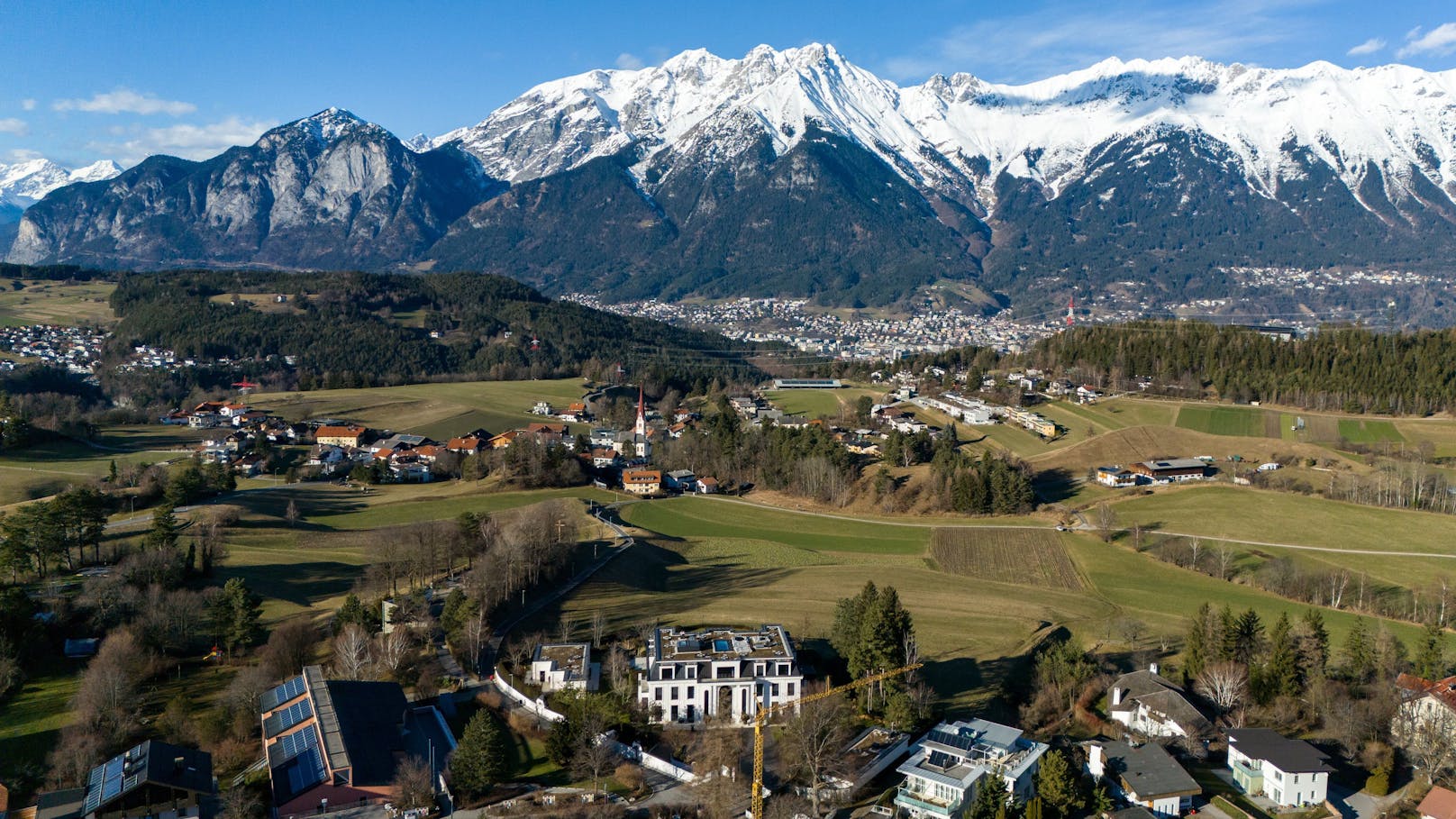 Hier lässt es sich leben: Im Hintergrund der Benko-Villa liegen Vill, Innsbruck und die Nordkette.