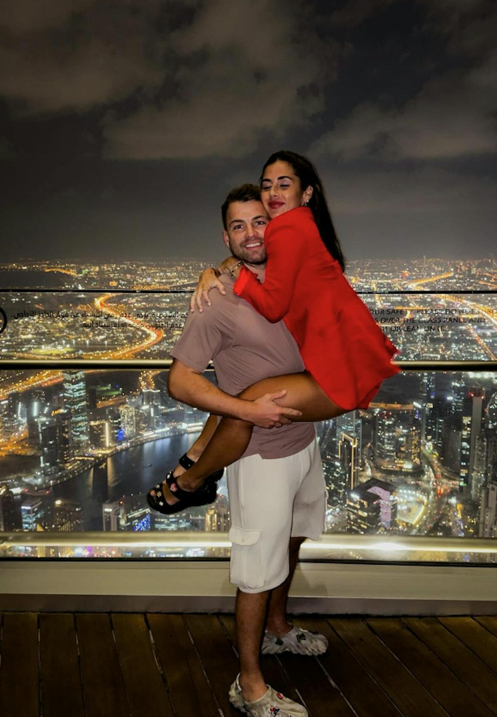 Sarah Engels zeigt sich mit ihrem Julian ganz verliebt über den Dächern von Dubai.