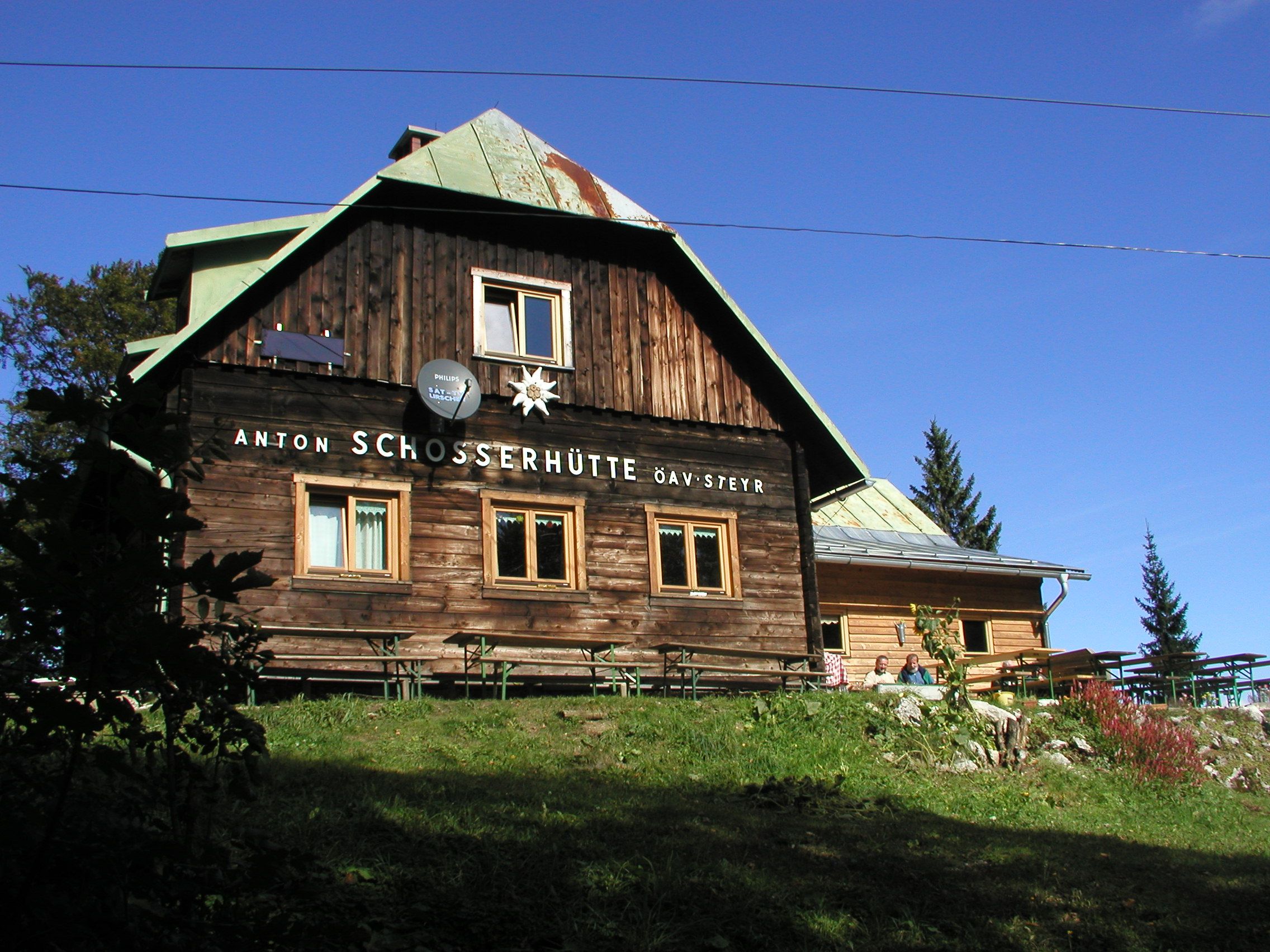 Der Hüttenwirt der Schlosserhütte leidet ebenfalls unter dem aktuellen Personalmangel.