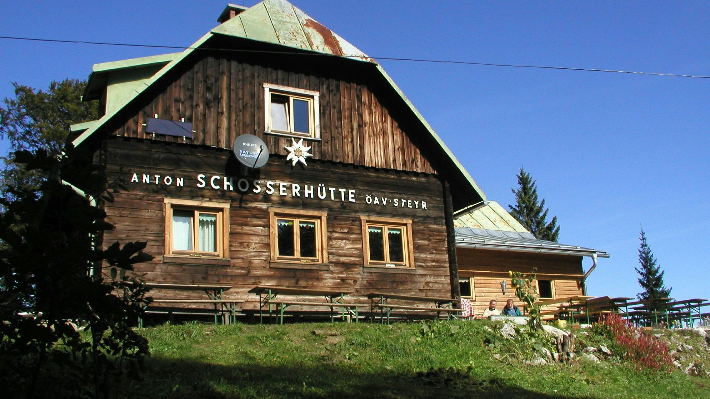 Der Hüttenwirt der Schlosserhütte leidet ebenfalls unter dem aktuellen Personalmangel.