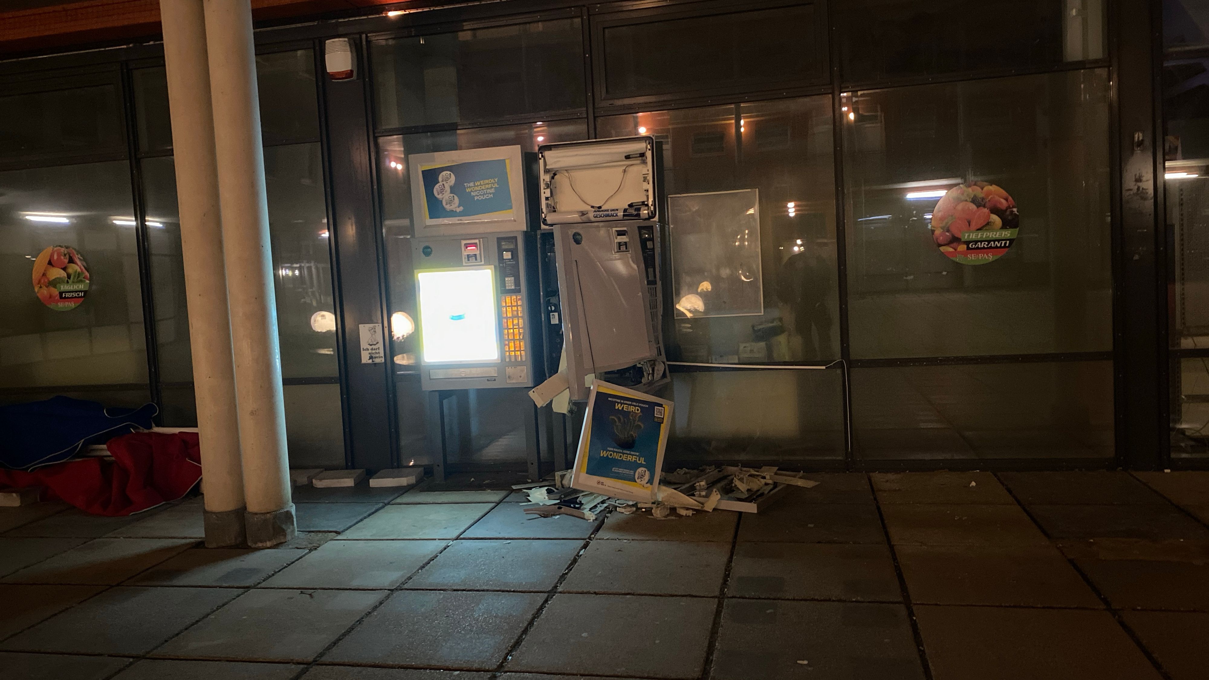 Unbekannte Täter sprengten den Zigaretten-Automat und flüchteten.