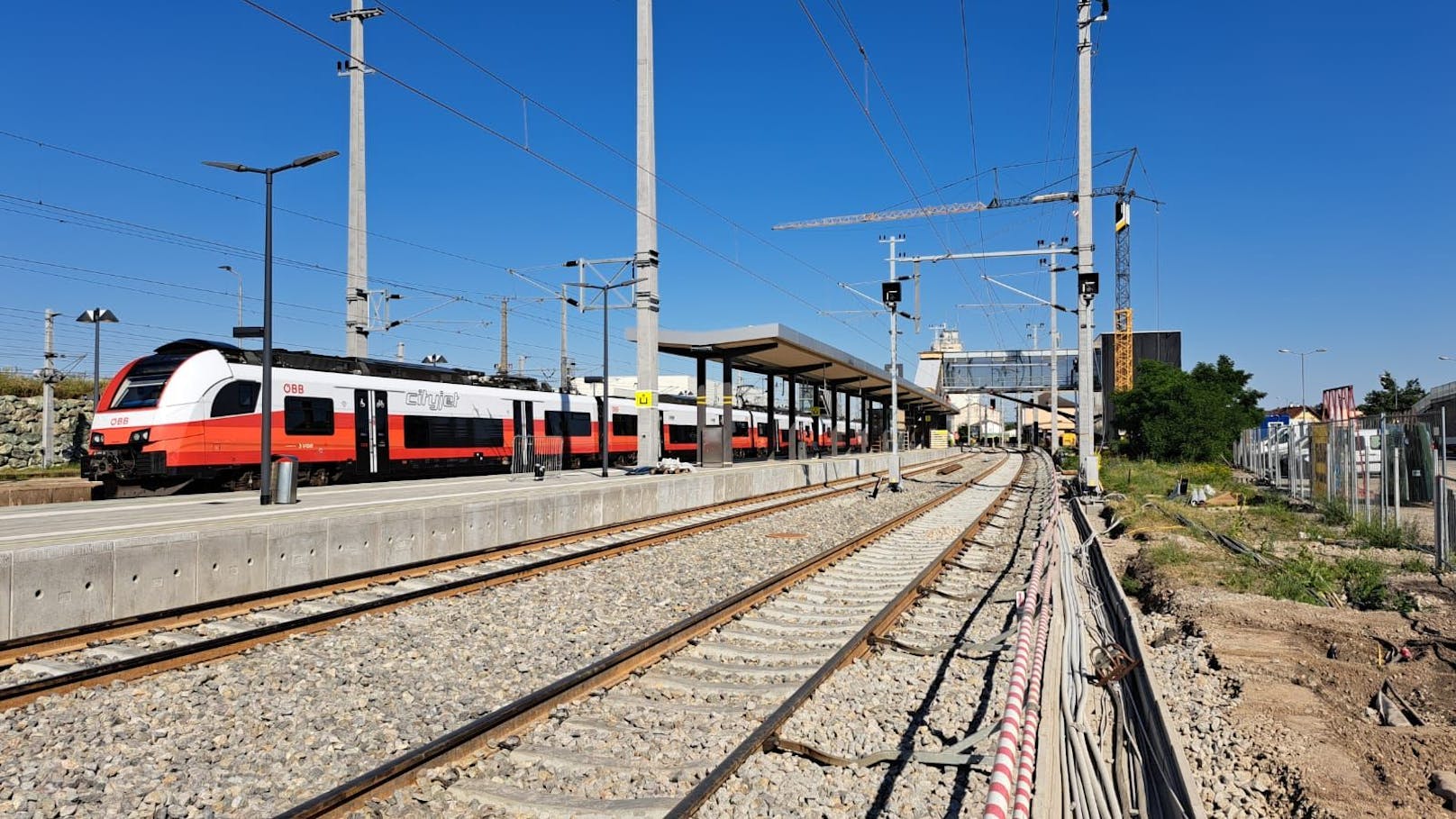 <strong>NÖ:</strong> Auch die Modernisierung des <strong>Bahnhofs Gramatneusiedl</strong> geht weiter. Aufgrund der Bauarbeiten ist der Bahnhof bis Sommer 2024 nur eingeschränkt barrierefrei zugänglich.