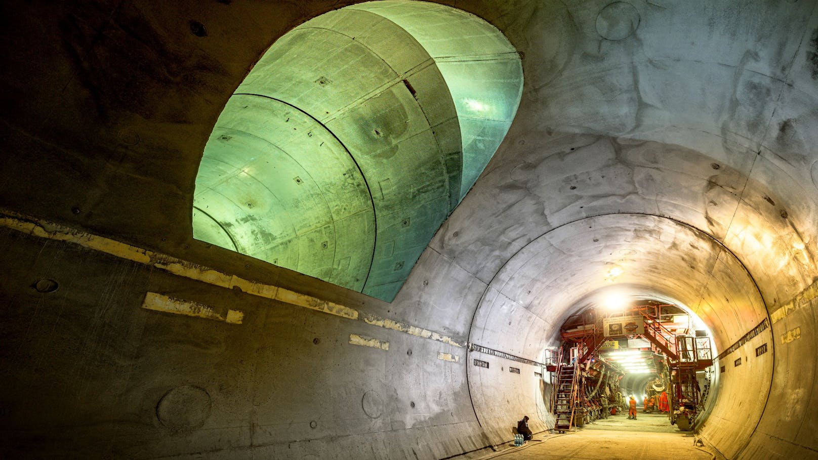 Mit Jahresbeginn sind noch weniger als 600 Meter Tunnel zu graben, fast 98 Prozent der 27,3 km sind geschafft. Inzwischen wird auch in allen Abschnitten intensiv an der Beton-Innenschale gebaut.