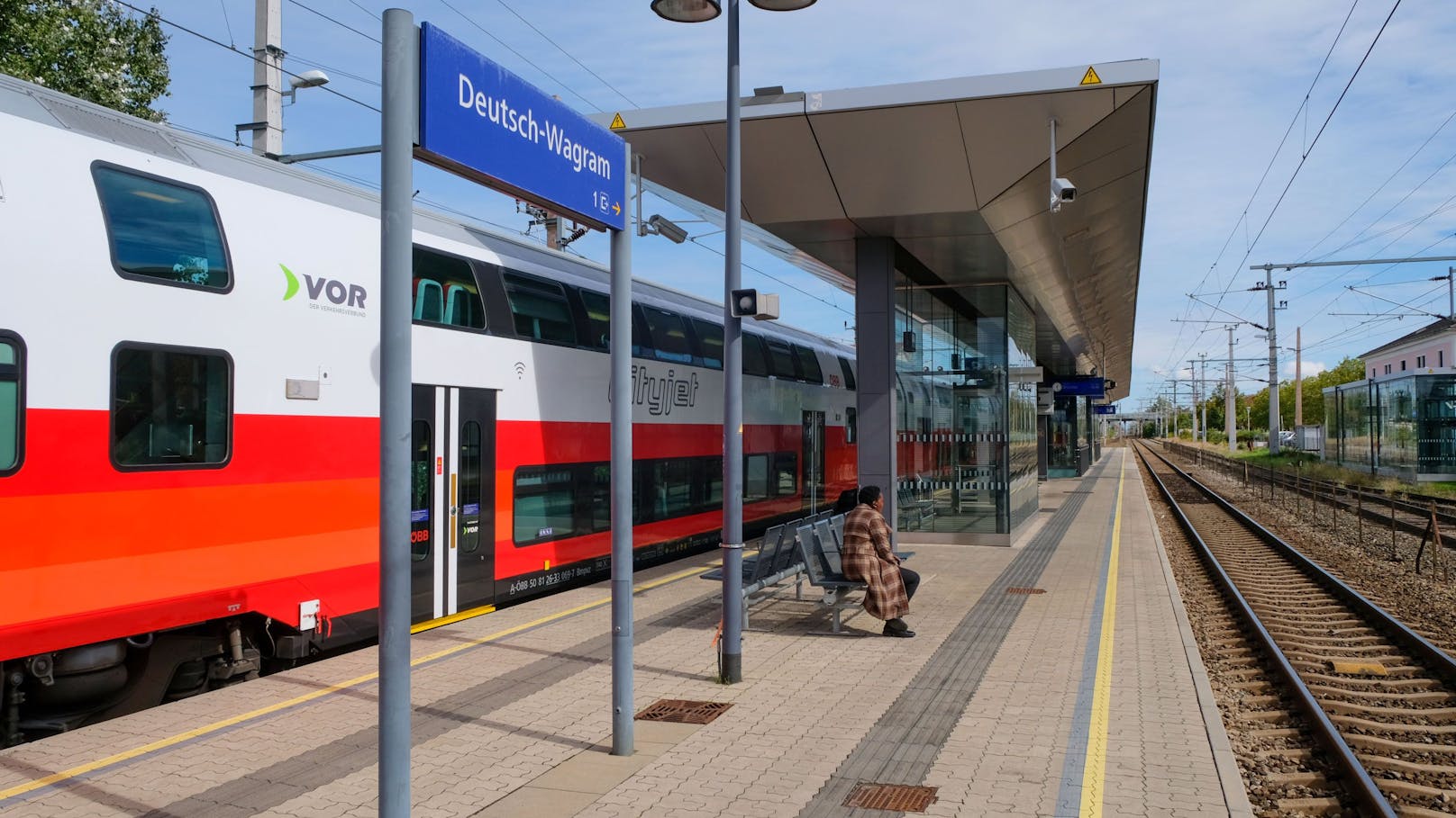 <strong>NÖ:</strong> Bereits seit Oktober wird rund um den <strong>Bahnhof Deutsch-Wagram</strong> kräftig gebaut. Damit die Züge in Zukunft schneller durch den Bahnhof fahren können, muss die Lage der Gleise verändert werden.