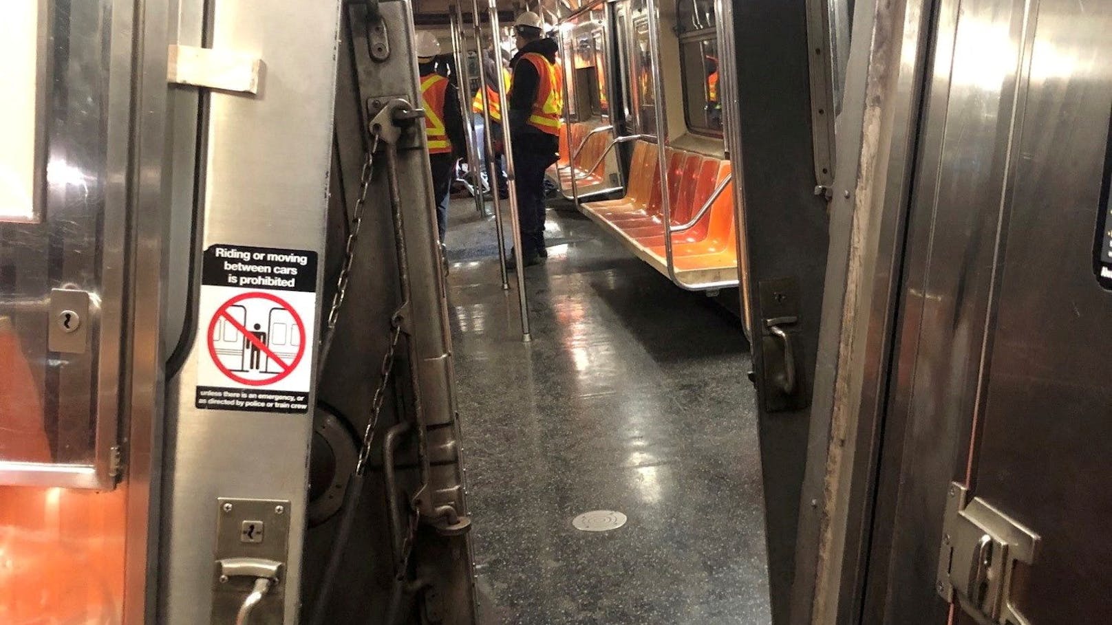 Besatzungsmitglieder begutachten einen entgleisten Zug in New York.