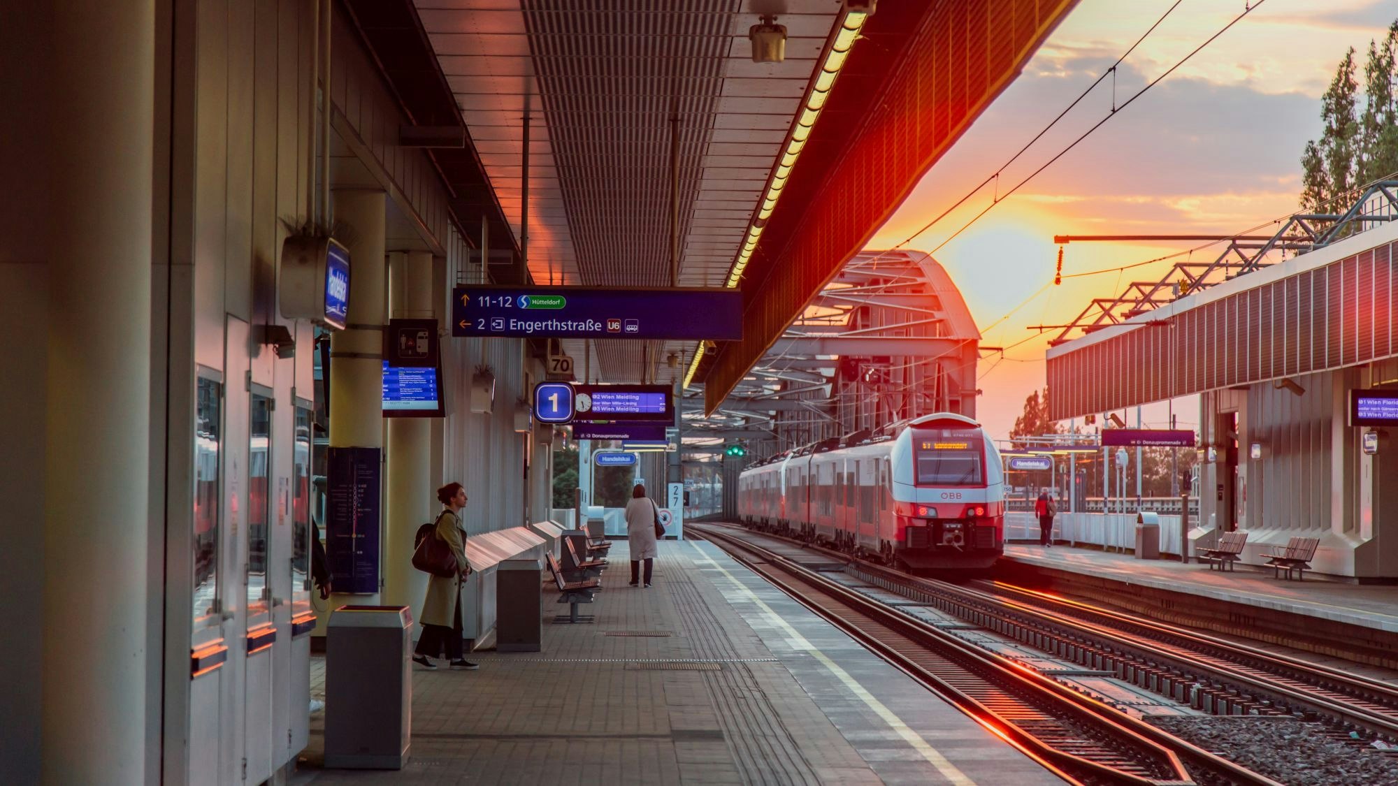 Auf der S-Bahn Wien – Stammstrecke zwischen Wien Meidling und Wien Floridsdorf läuft die im Herbst 2023 gestartete Modernisierung im Rahmen des S-Bahn Wien Upgrade mit den ersten Bahnsteigverlängerungen in den Haltestellen Handelskai und Traisengasse weiter.