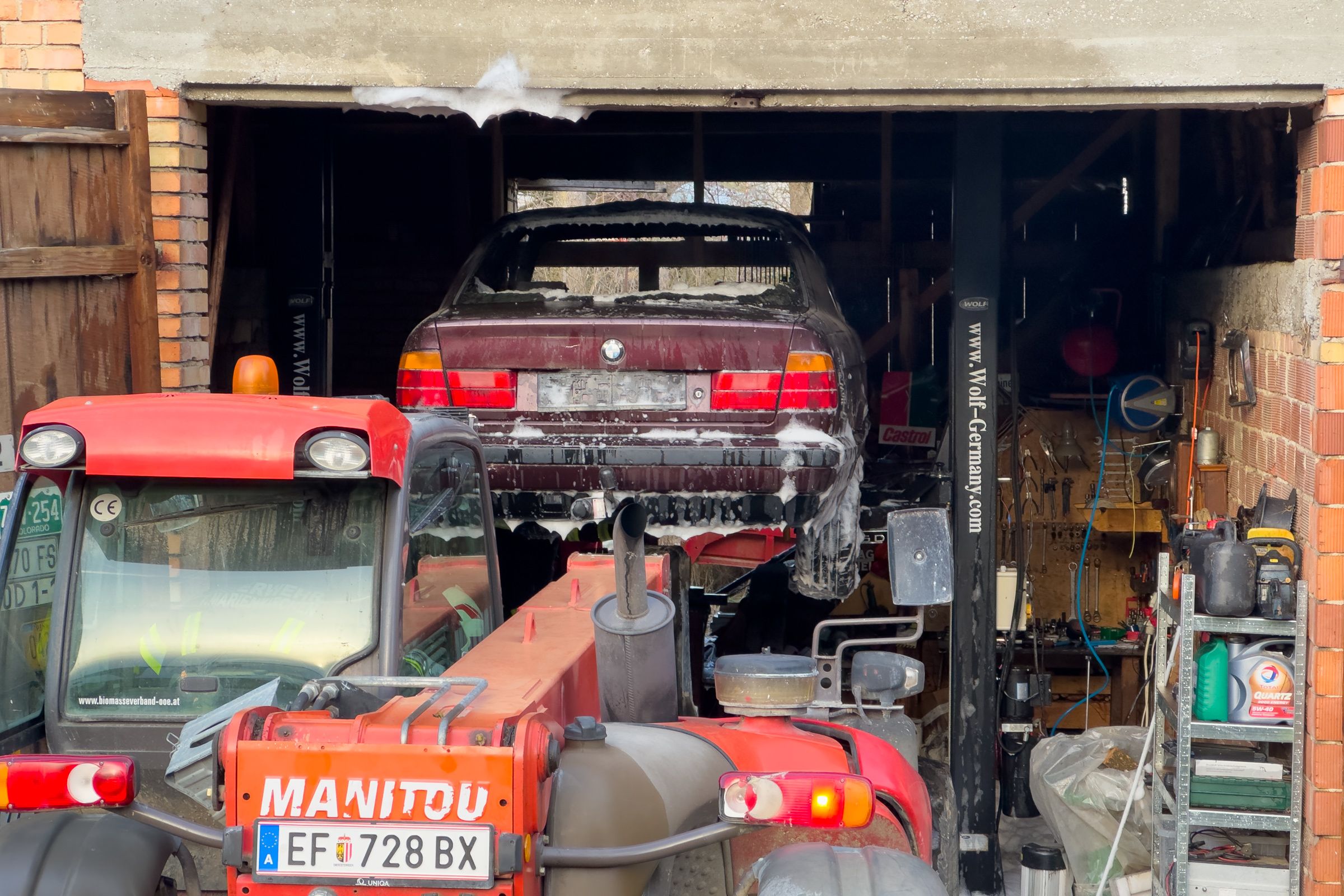 In Oberösterreich fing es in einem alten Bauernhof an zu brennen. Das Feuer brach in einer Werkstatt aus, ein BMW brannte.