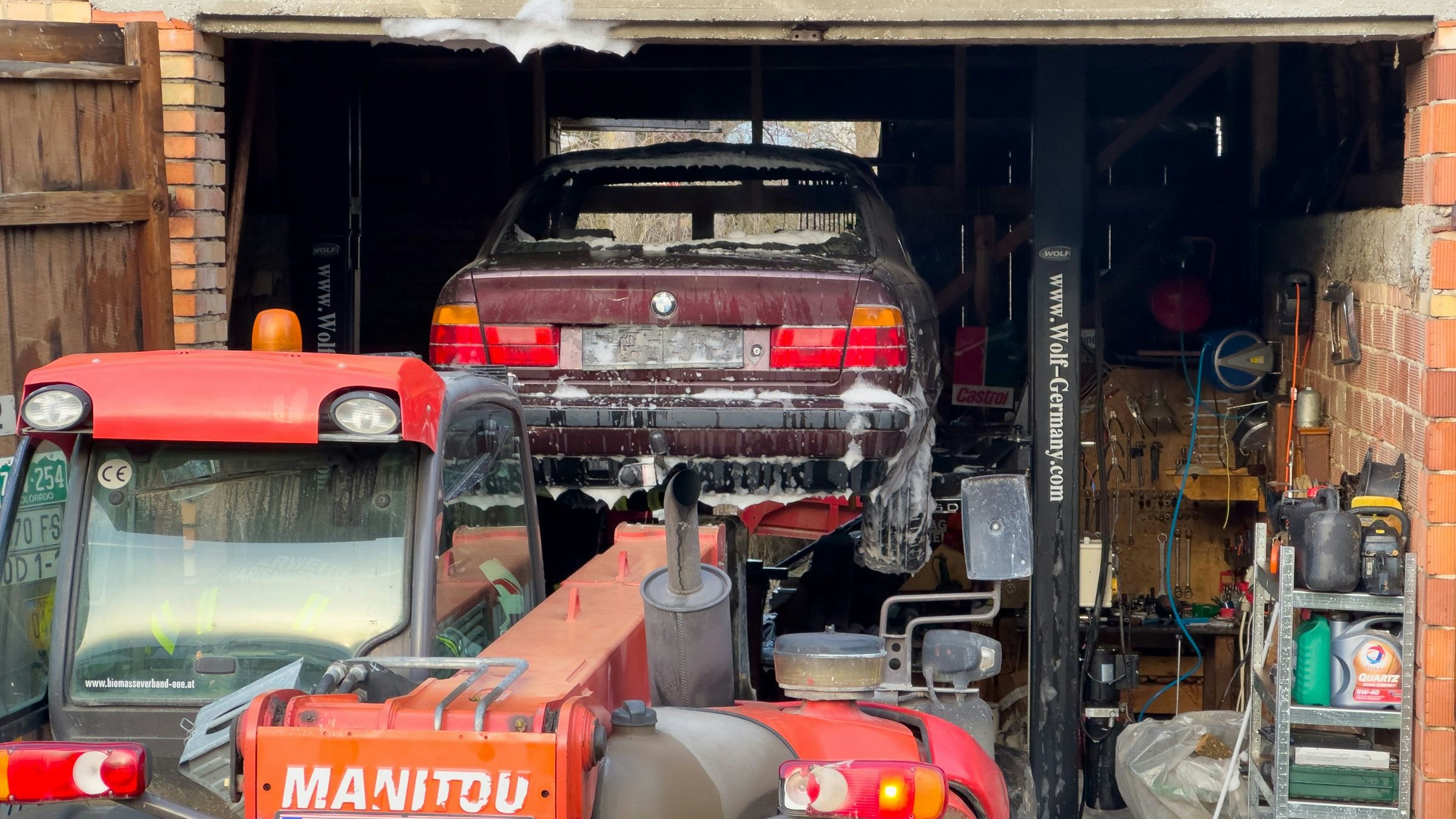In Oberösterreich fing es in einem alten Bauernhof an zu brennen. Das Feuer brach in einer Werkstatt aus, ein BMW brannte.