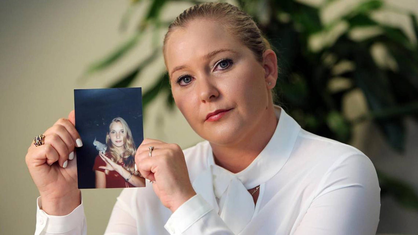 Virginia Roberts Giuffre mit einem Foto von sich als Teenager. Damals wurde sie Opfer von sexuellem Missbrauch durch den verurteilten Sexualstraftäter Jeffrey Epstein.