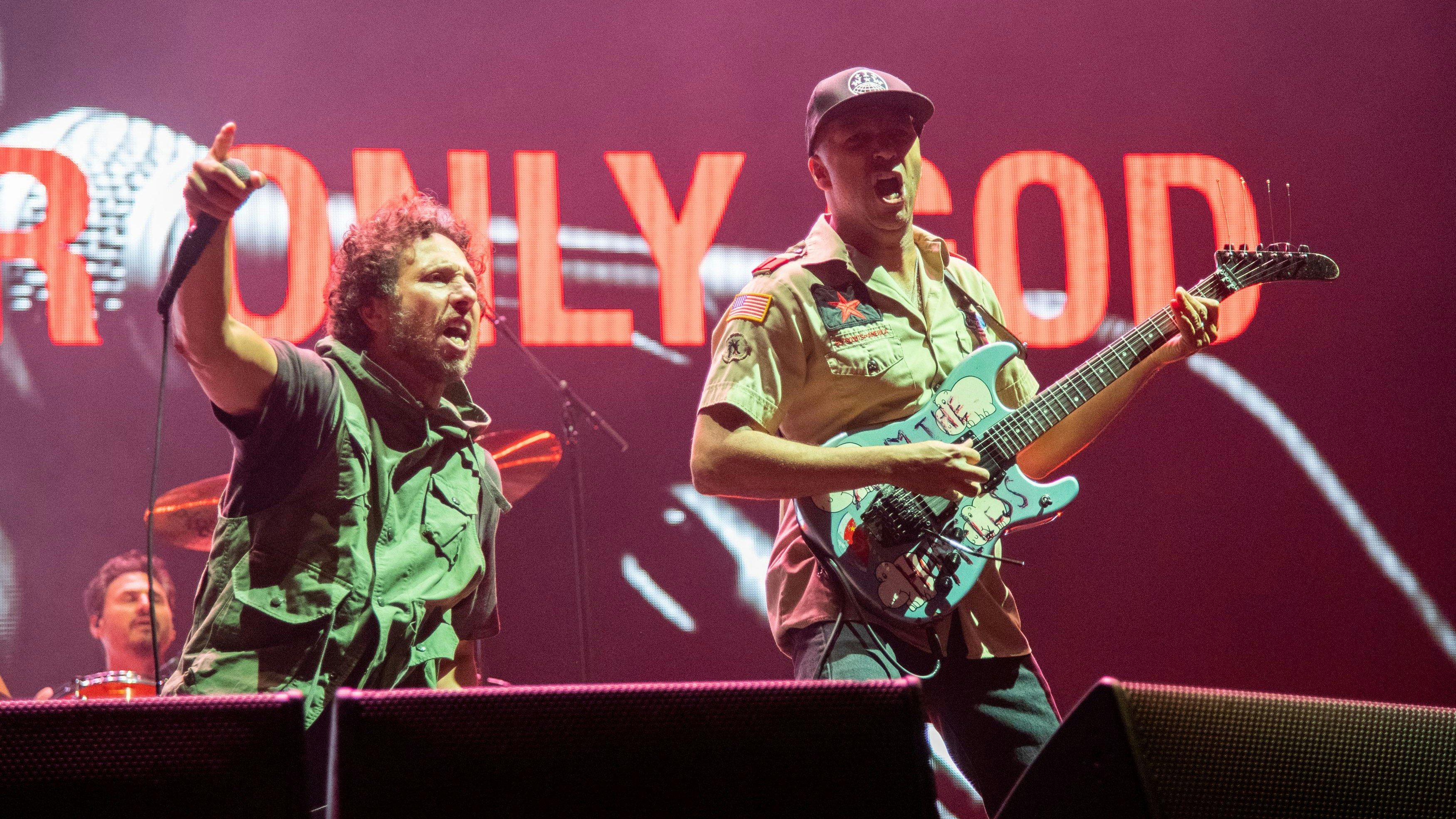 Download von www.picturedesk.com am 05.01.2024 (15:22).  Zack de la Rocha, left, and Tom Morello of Rage Against the Machine perform during the Festival d'été de Québec on Saturday July 16, 2022, in Quebec City. (Photo by Amy Harris/Invision/AP) - 20220717_PD1403 - Rechteinfo: Rights Managed (RM)